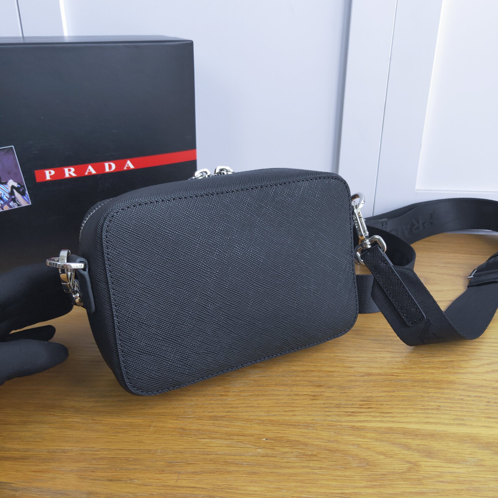 Pra*a brique saffiano leather cross-body bag black and red 2vh070 18 x 12 x 5.5 cm