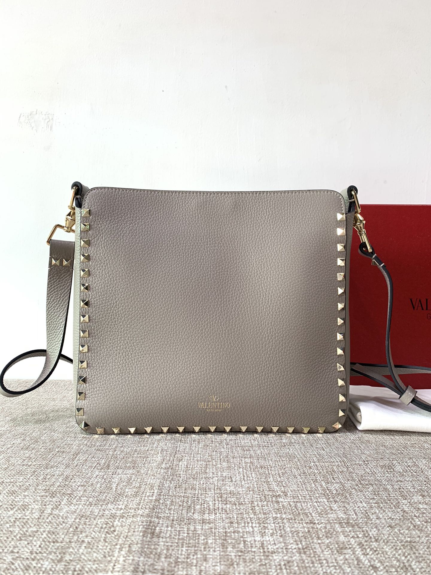 Va1e*ntin0 medium garavani rockstud tote soft cowhide leather grey 50031s 27 × 7 × 25 cm