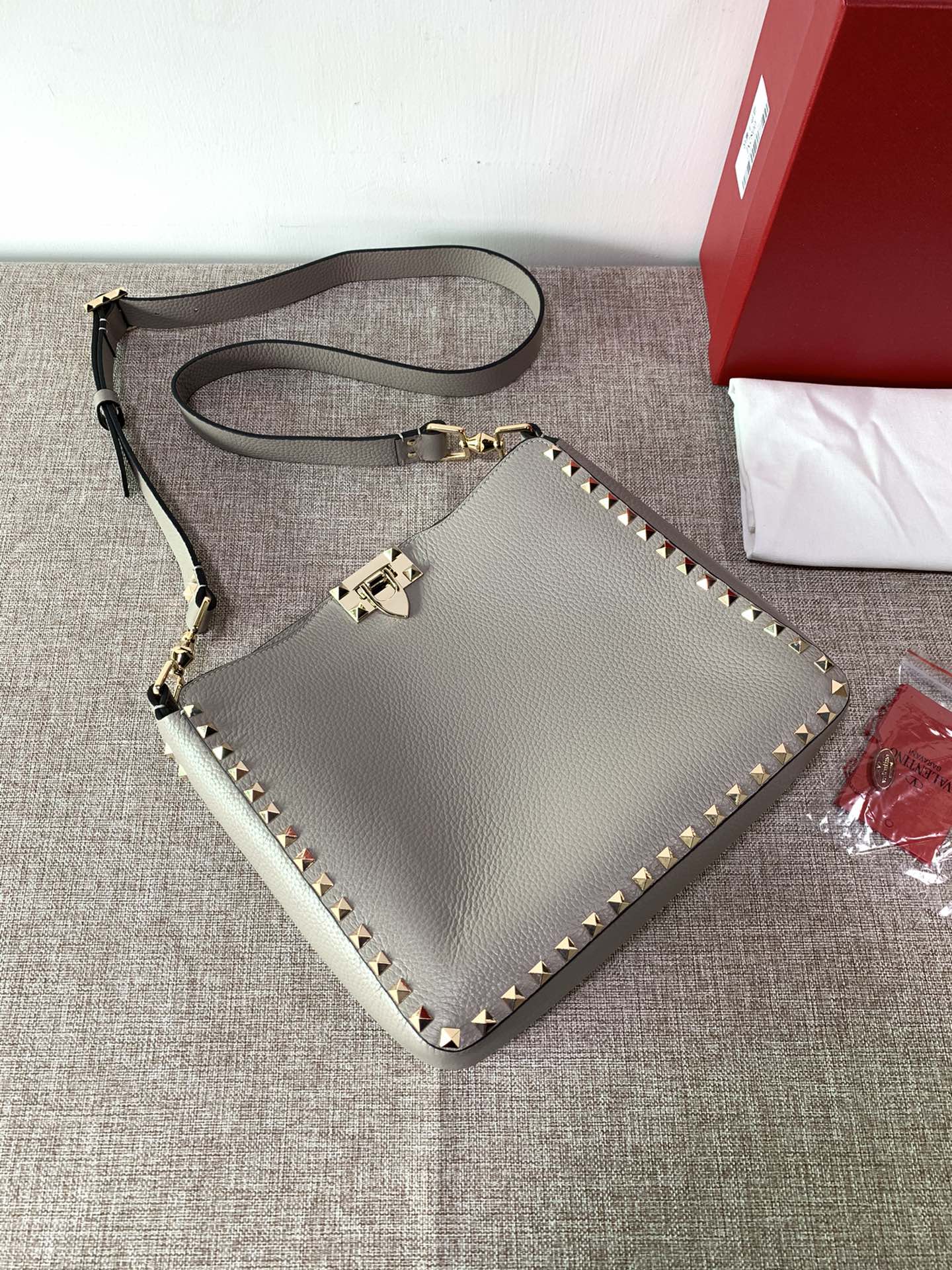 Va1e*ntin0 medium garavani rockstud tote soft cowhide leather grey 50031s 27 × 7 × 25 cm