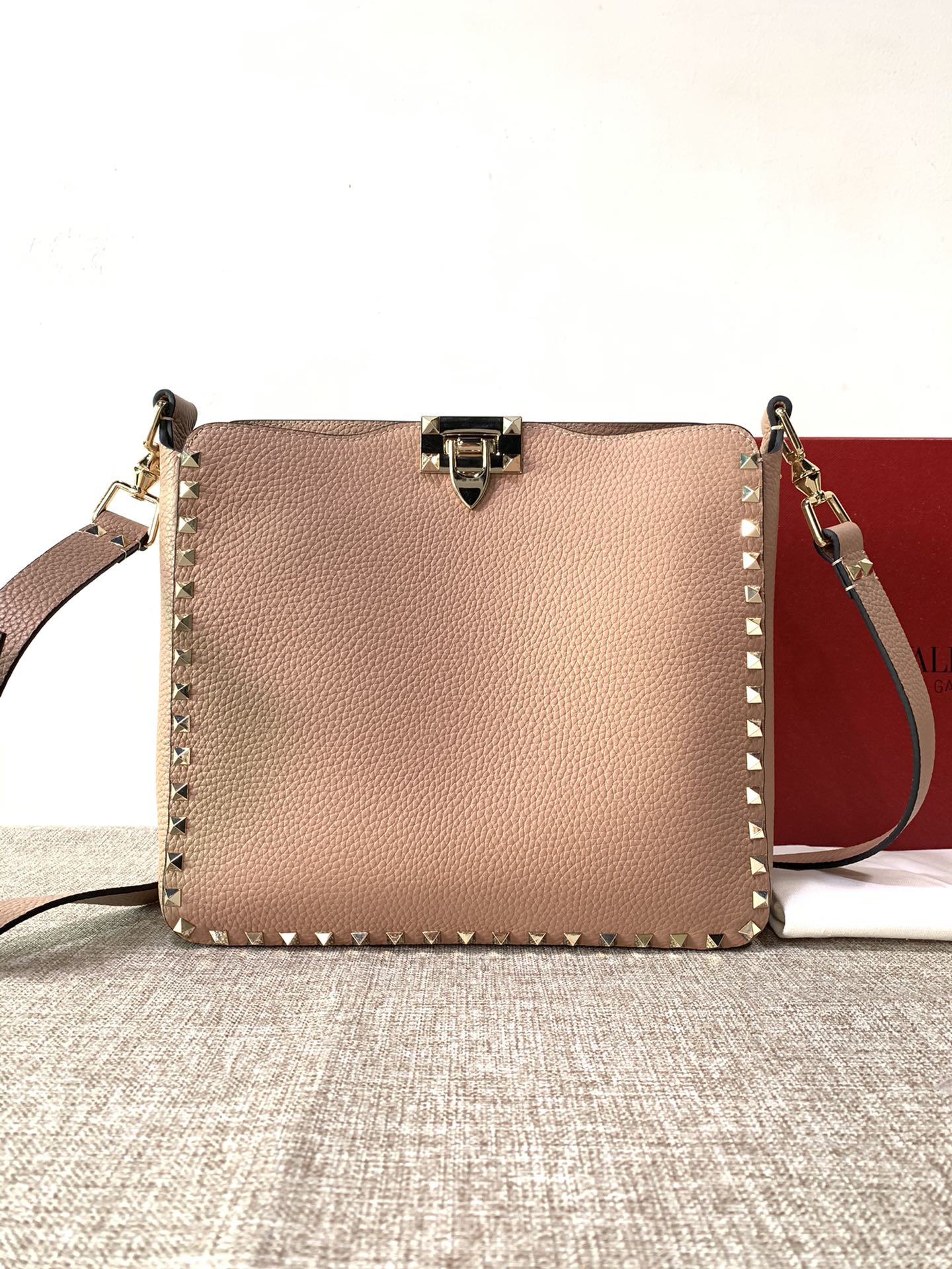 Va1e*ntin0 medium garavani rockstud tote soft cowhide leather pink beige 50031s 27 × 7 × 25 cm