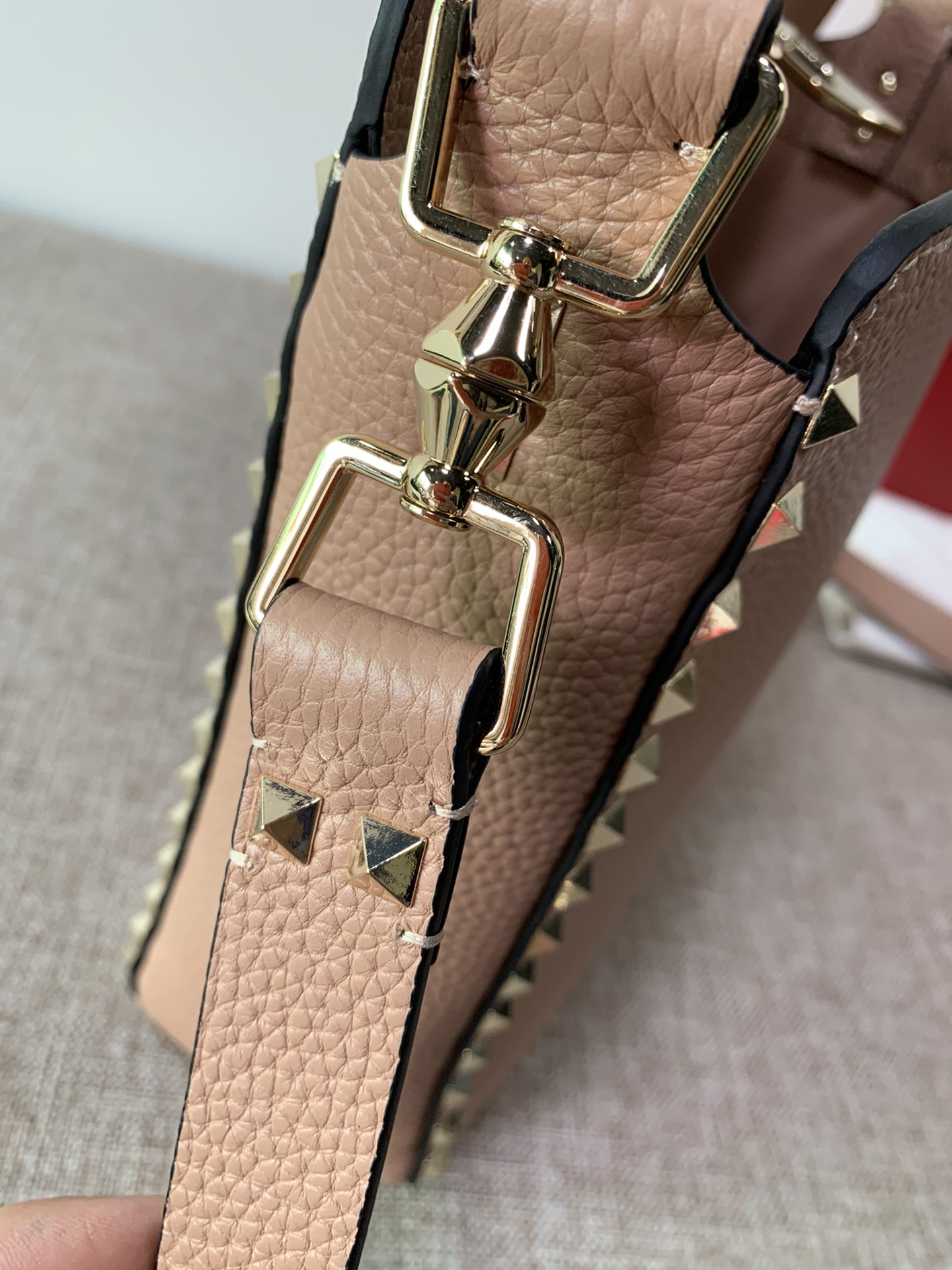 Va1e*ntin0 medium garavani rockstud tote soft cowhide leather pink beige 50031s 27 × 7 × 25 cm