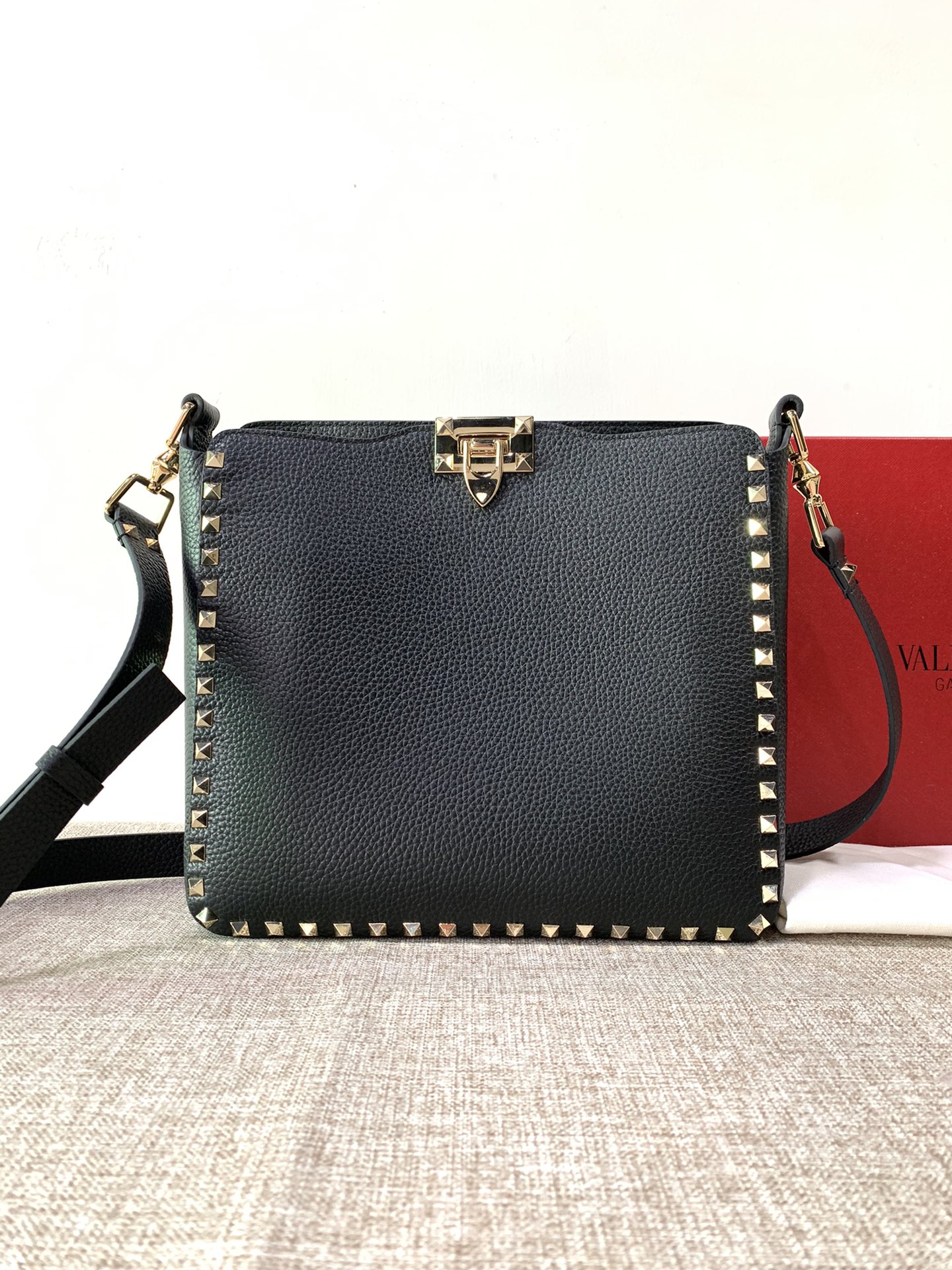 Va1e*ntin0 medium garavani rockstud tote soft cowhide leather black 50031s 27 × 7 × 25 cm
