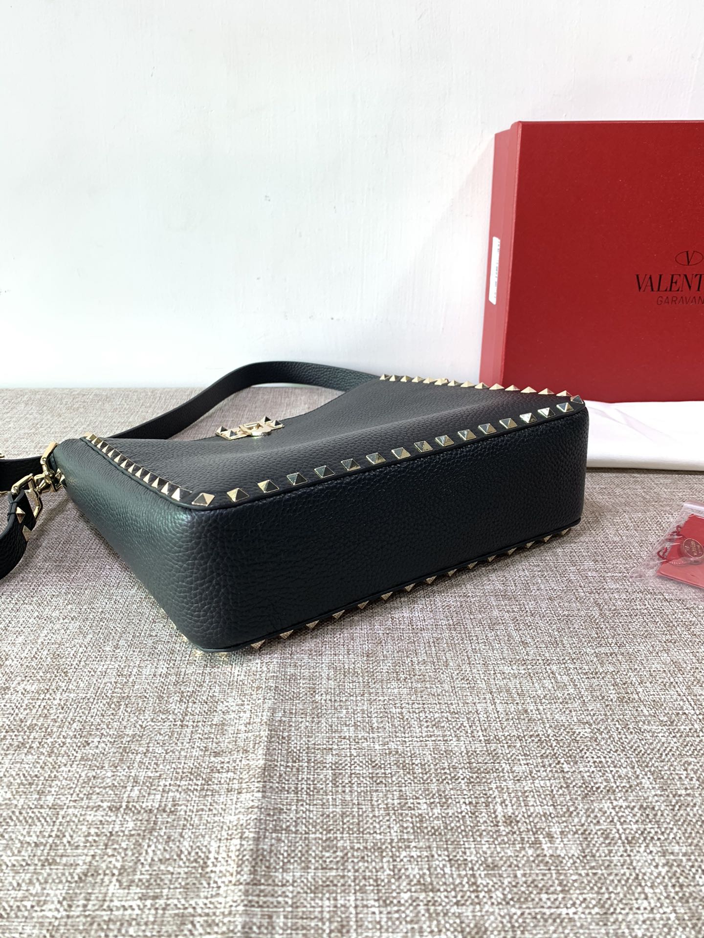 Va1e*ntin0 medium garavani rockstud tote soft cowhide leather black 50031s 27 × 7 × 25 cm