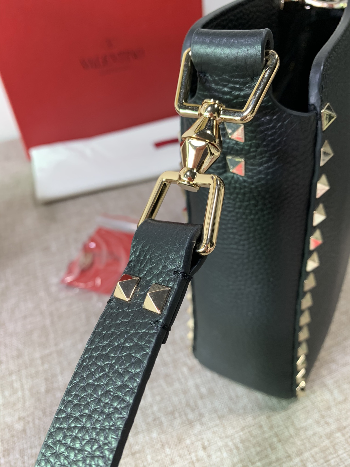 Va1e*ntin0 medium garavani rockstud tote soft cowhide leather black 50031s 27 × 7 × 25 cm