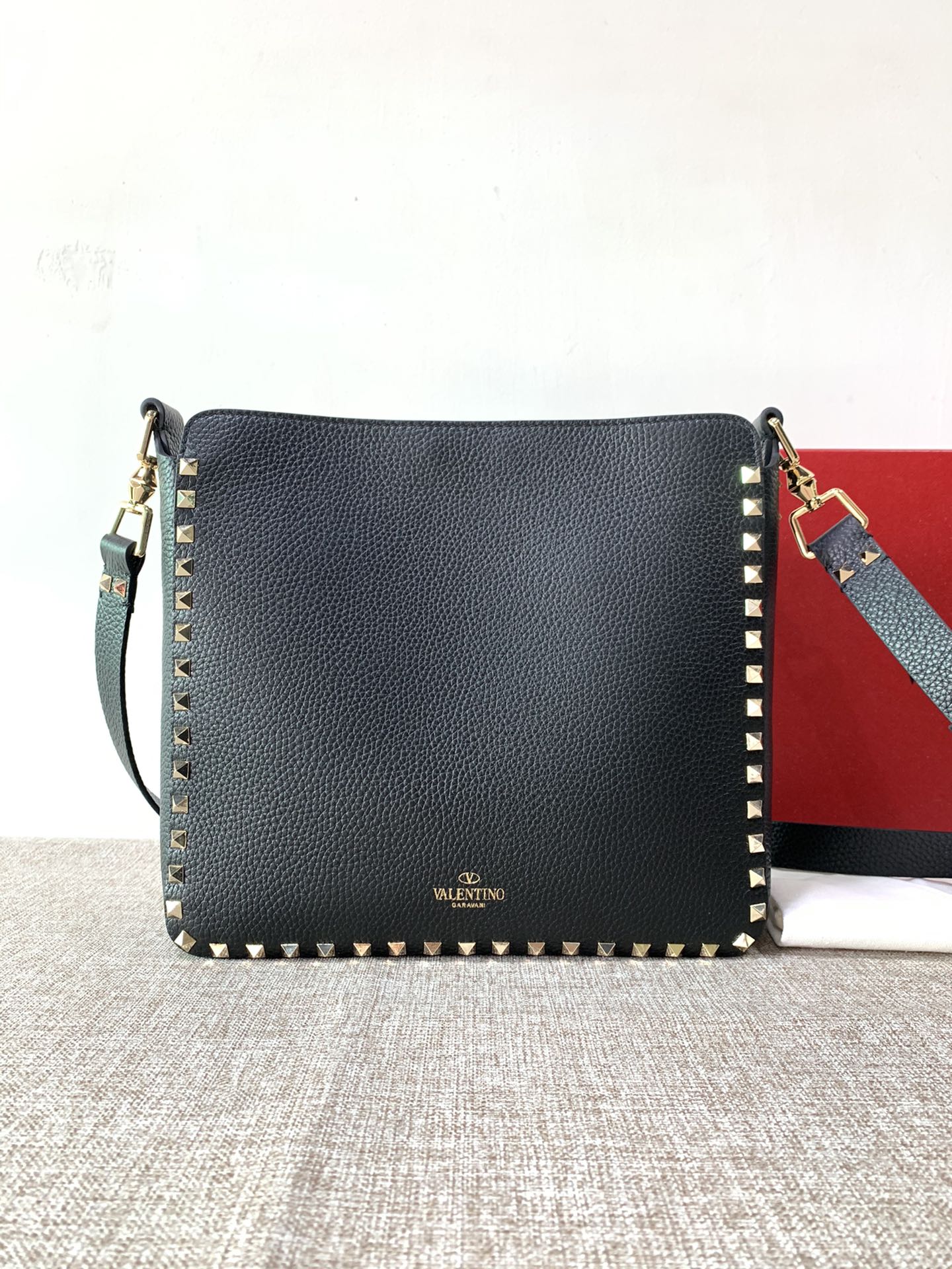 Va1e*ntin0 medium garavani rockstud tote soft cowhide leather black 50031s 27 × 7 × 25 cm
