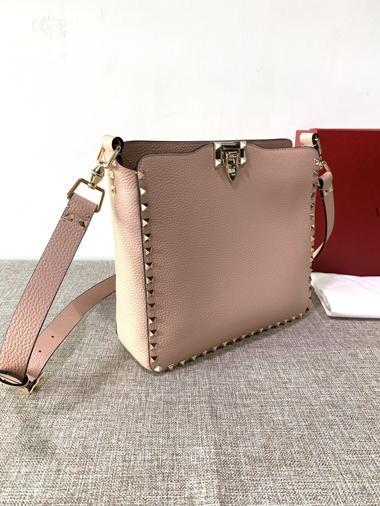 Va1e*ntin0 medium garavani rockstud tote soft cowhide leather pink 50031s 27 × 7 × 25 cm