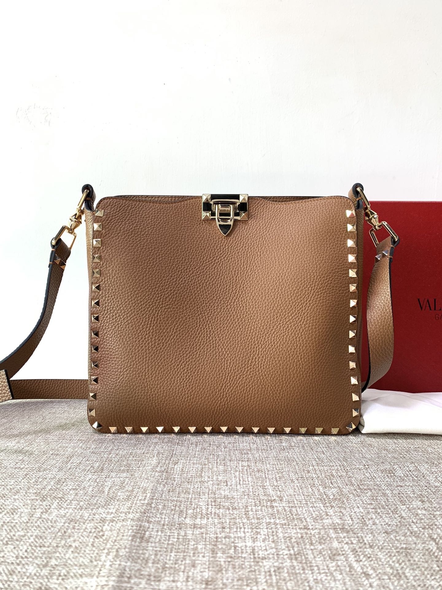 Va1e*ntin0 medium garavani rockstud tote soft cowhide leather brown 50031s 27 × 7 × 25 cm