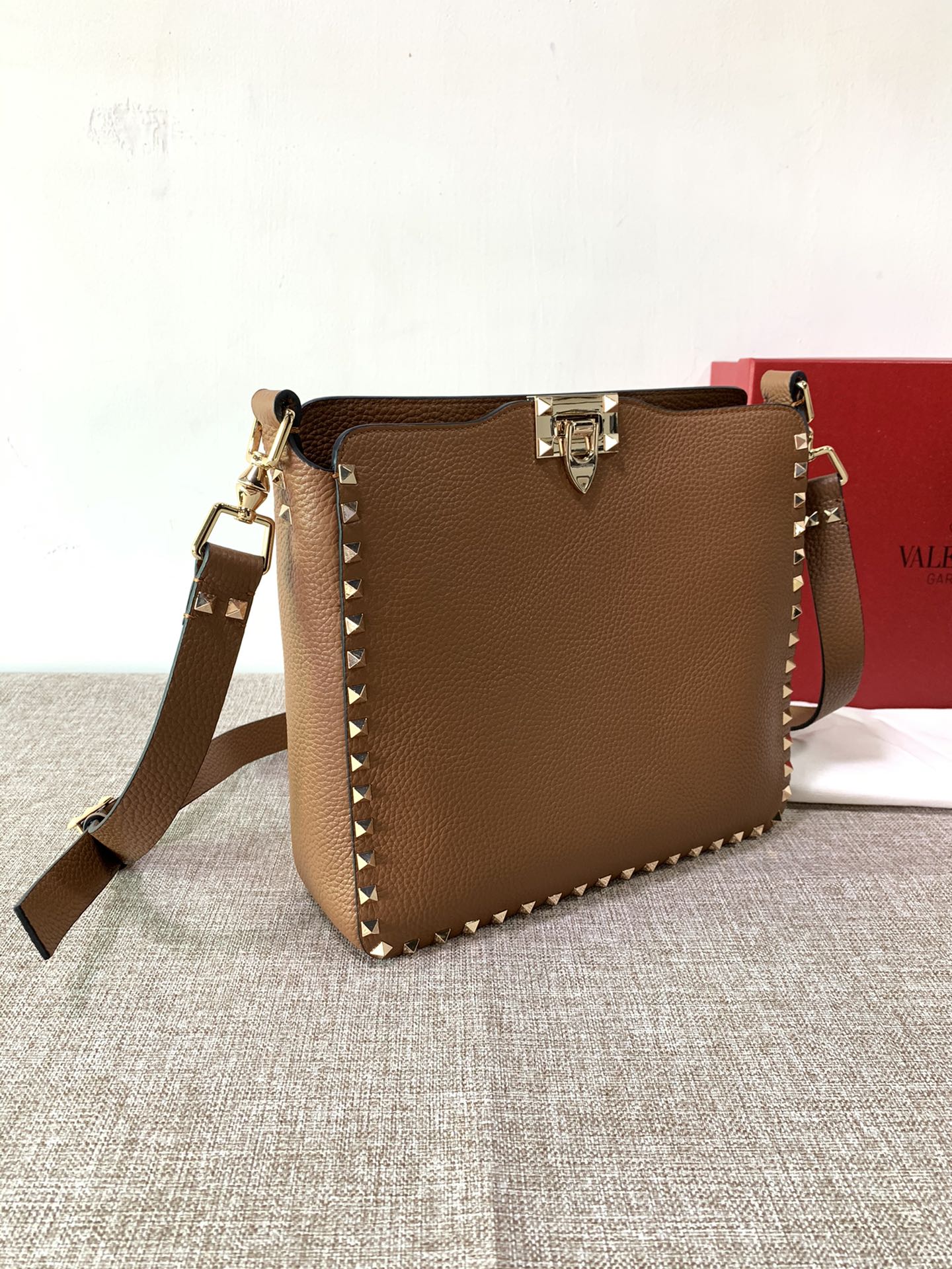 Va1e*ntin0 medium garavani rockstud tote soft cowhide leather brown 50031s 27 × 7 × 25 cm