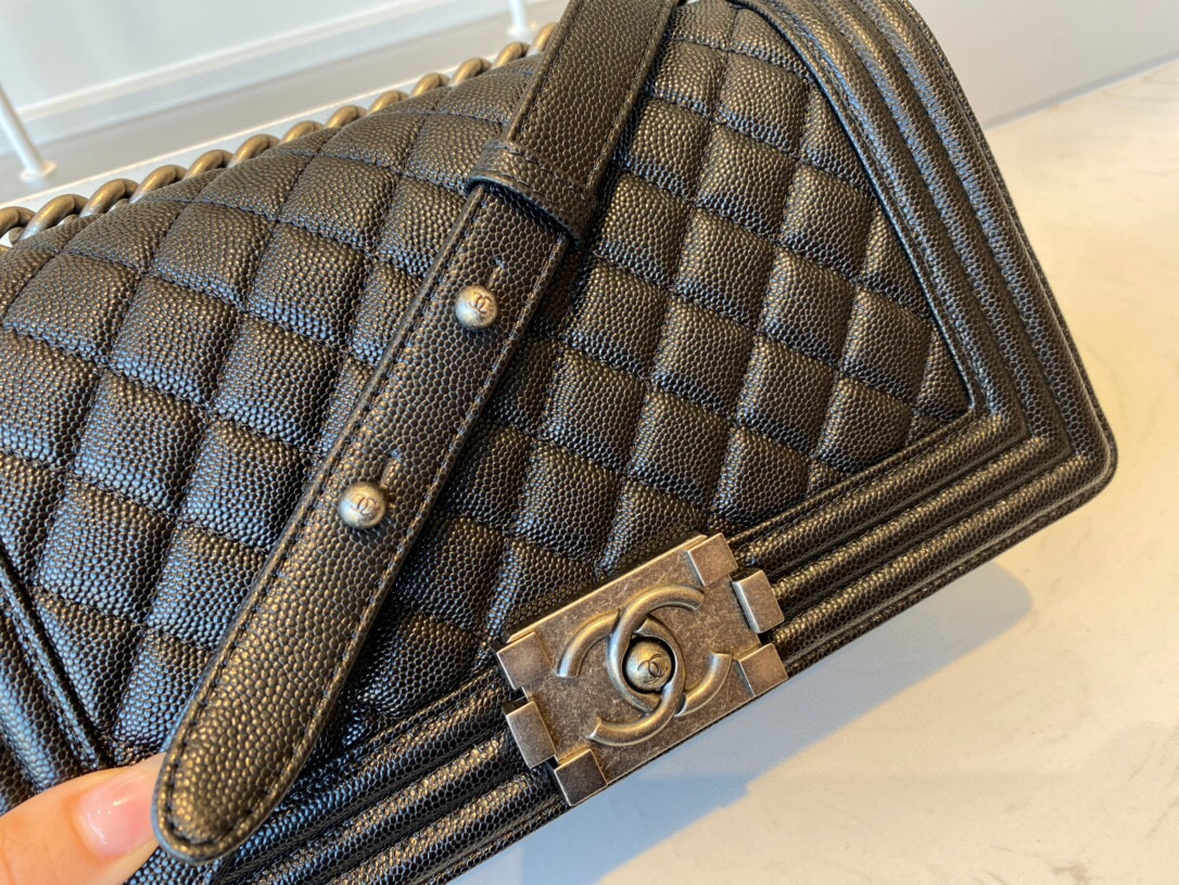 Ch**el boy handbag grained calfskin & ruthenium-finish metal black a67086 25 cm