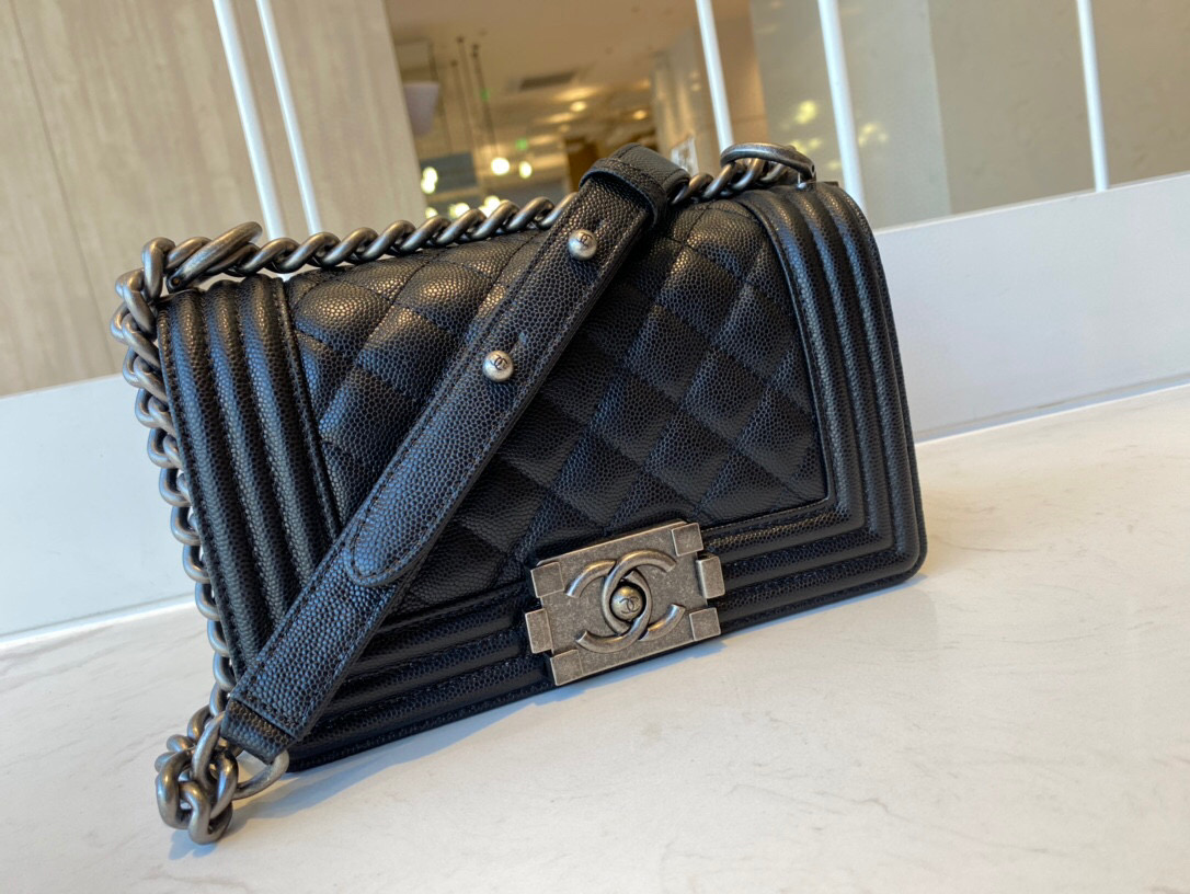 Ch**el small boy handbag grained calfskin & ruthenium-finish metal black a67085 20 cm
