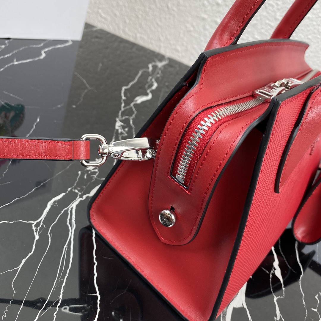 pra*a saffiano leather monoCh*0me bag fiery red 1ba269 22 x 16.5 x 11.5 cm