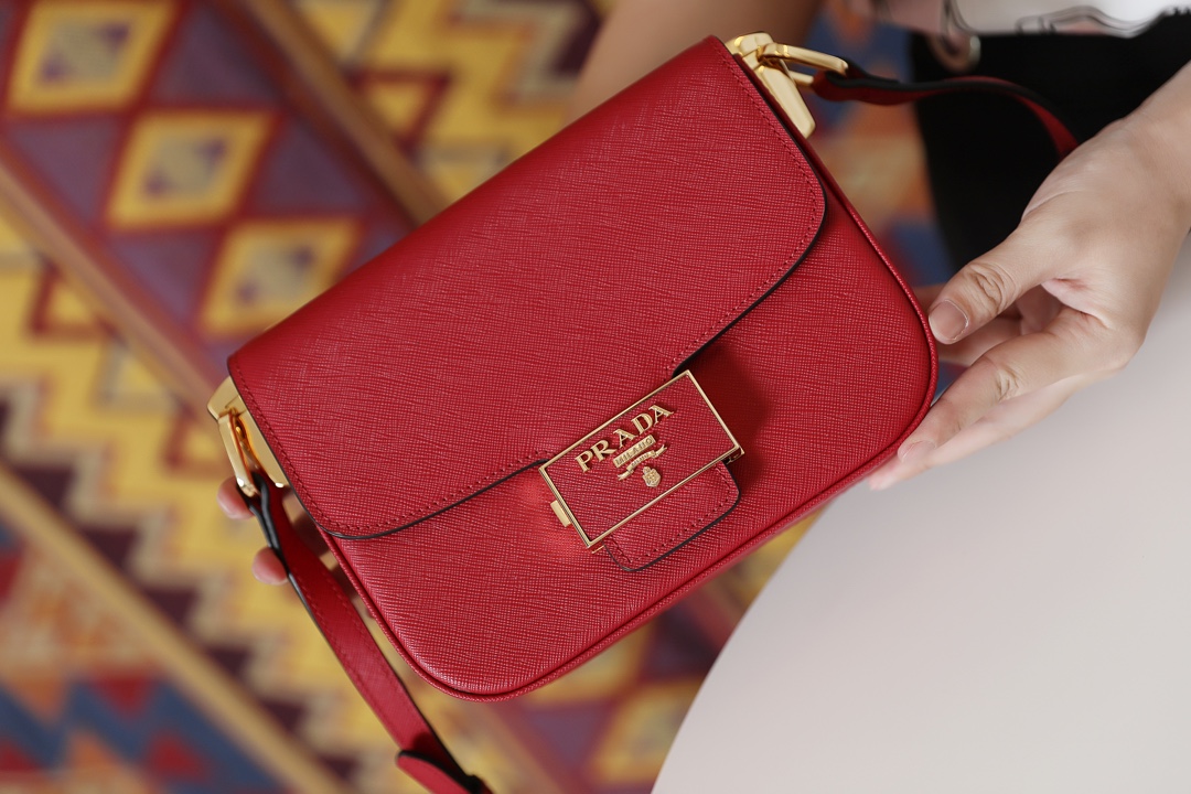 Pra*a saffiano leather emblème bag red 1bd217 20.5 x 14 x 5 cm