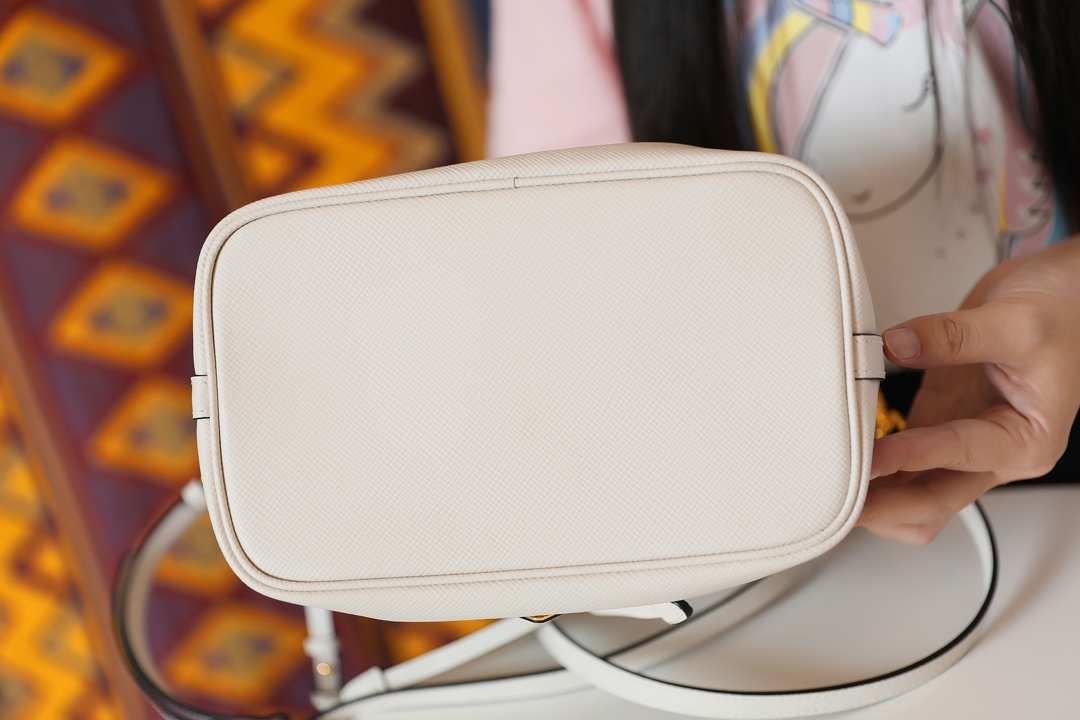 Pra*a saffiano leather bucket bag white 1be032 22 × 22 × 14 cm
