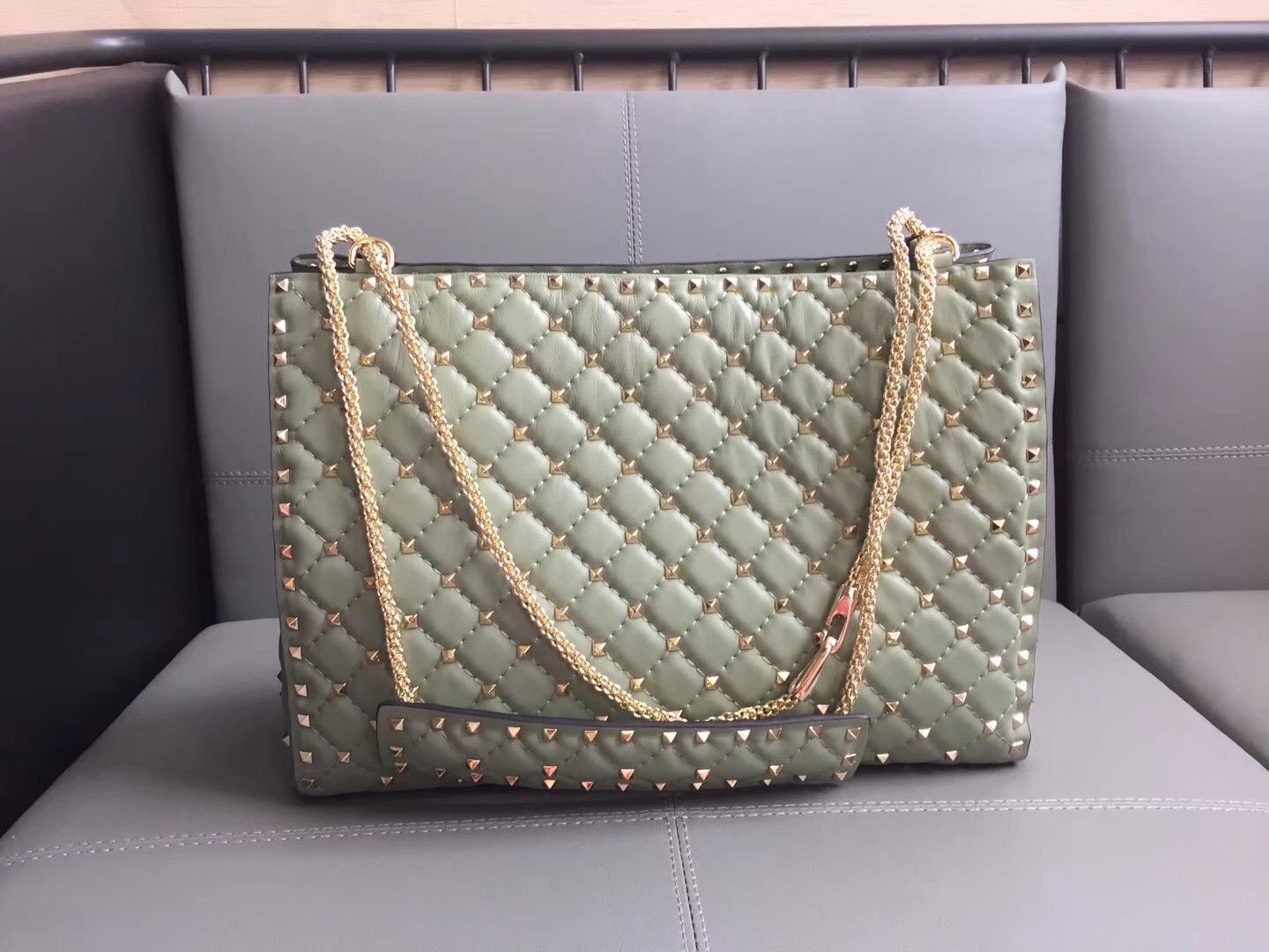 Va1e*ntin0 rockstud spike tote bag mint green 33 x 12 x 23 cm