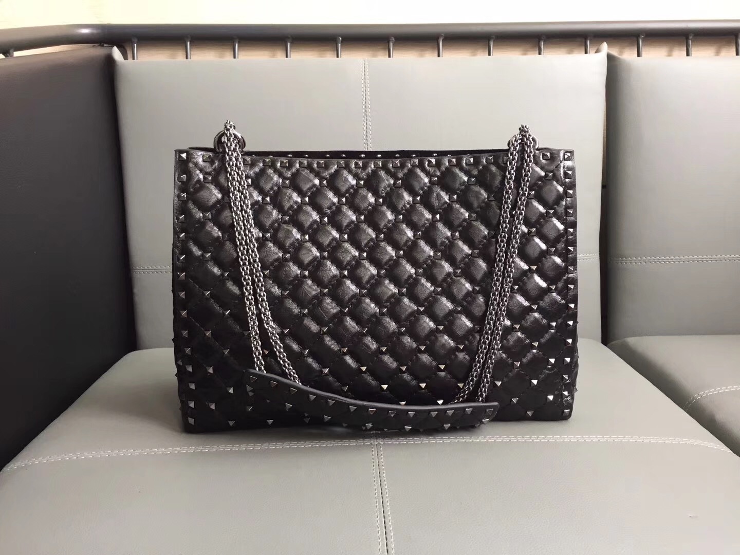 Va1e*ntin0 rockstud spike tote bag black 33 x 12 x 23 cm