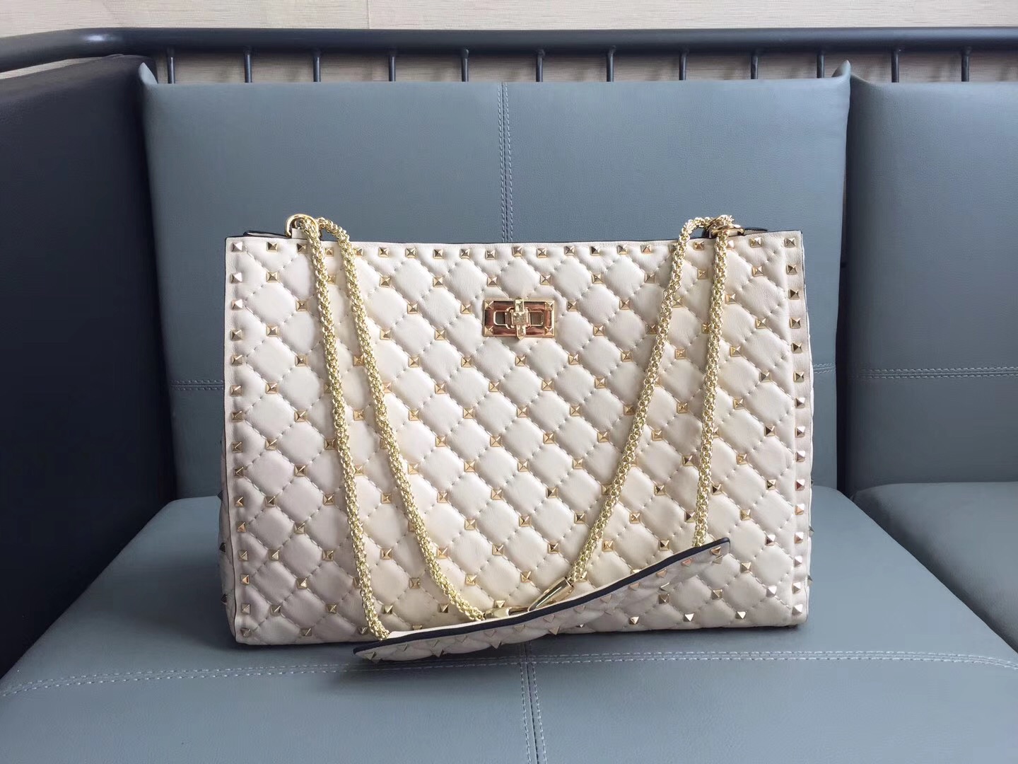 Va1e*ntin0 rockstud spike tote bag white 33 x 12 x 23 cm