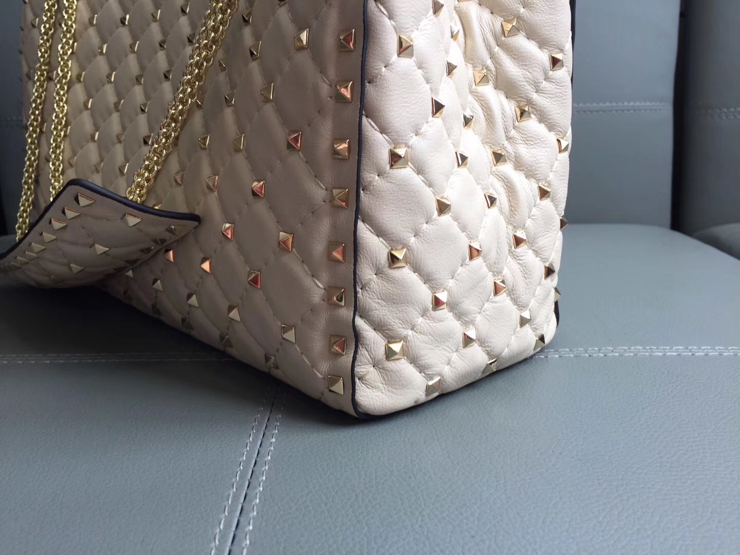 Va1e*ntin0 rockstud spike tote bag white 33 x 12 x 23 cm