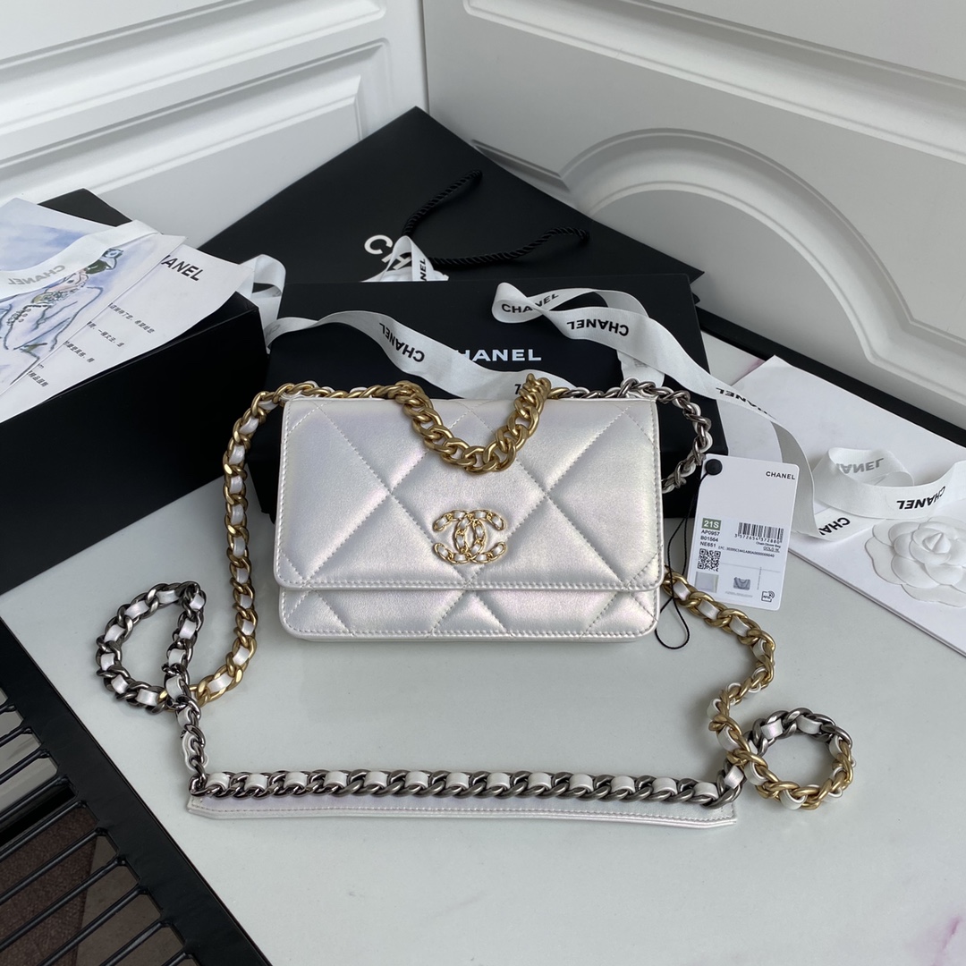 Ch**el 19 wallet on chain glossy leather white ap0957 19 cm
