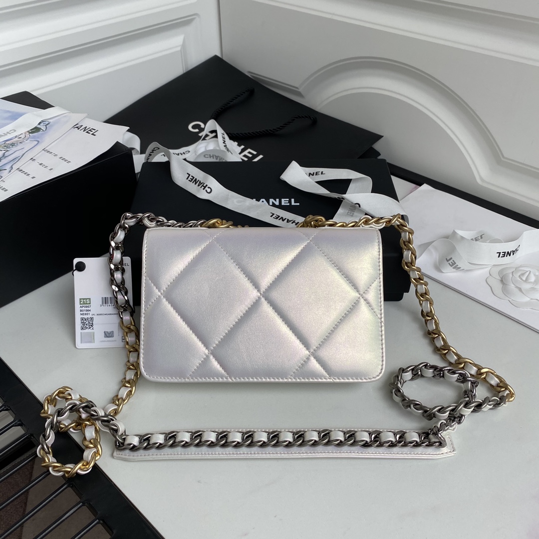 Ch**el 19 wallet on chain glossy leather white ap0957 19 cm
