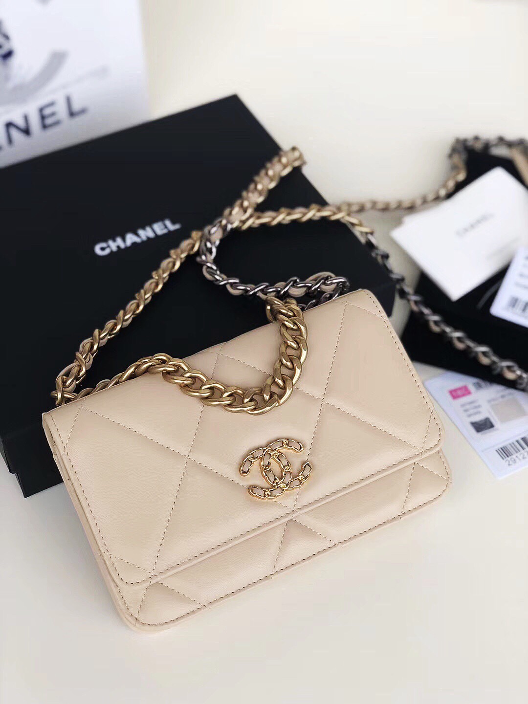 Ch**el 19 wallet on chain leather creme ap0957 19 x 11.5 x 7 cm