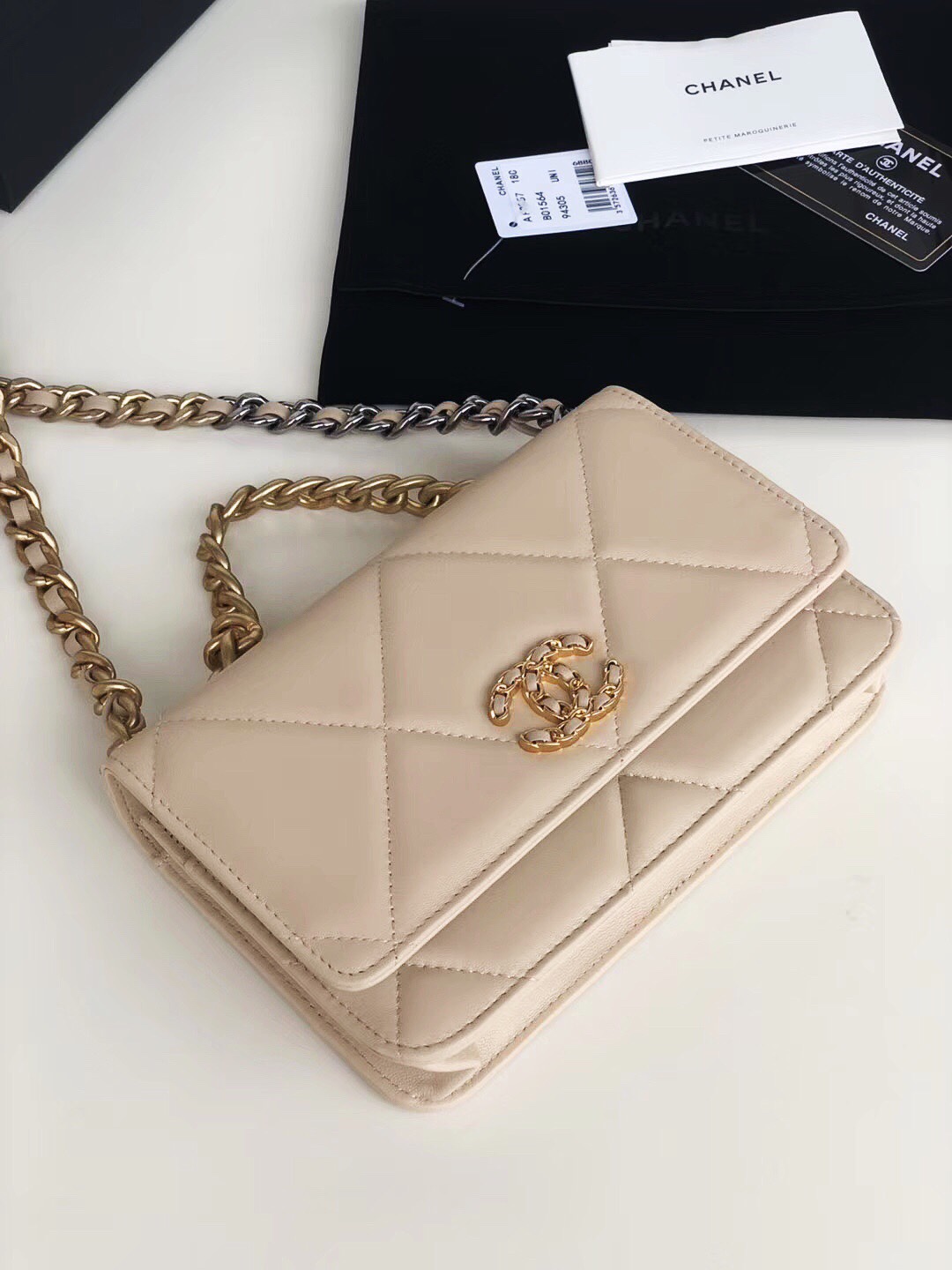 Ch**el 19 wallet on chain leather creme ap0957 19 x 11.5 x 7 cm