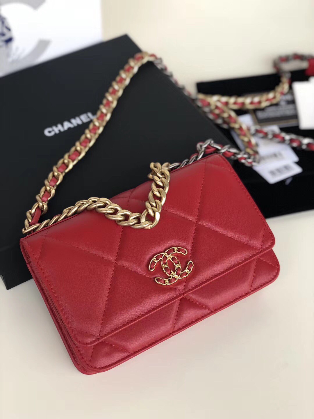 Ch**el 19 wallet on chain leather red ap0957 19 x 11.5 x 7 cm