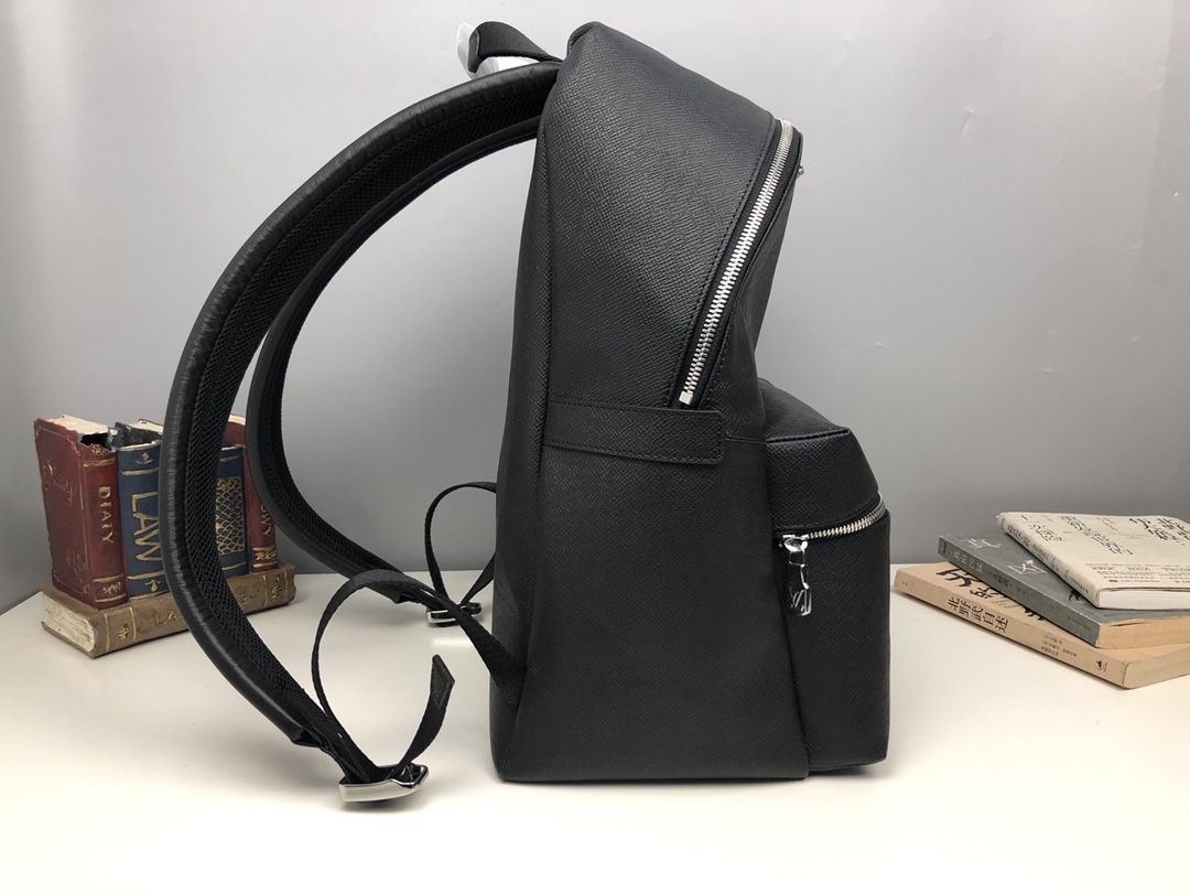 l0vis Vvtt0n discovery backpack pm taiga leather black m33450 37 x 40 x 20 cm