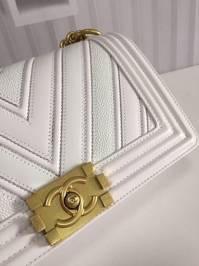 Ch**el medium chevron mix leather flap boy bag white a67086 25 x 16 x 9 cm