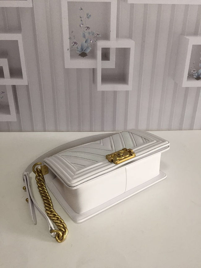 Ch**el medium chevron mix leather flap boy bag white a67086 25 x 16 x 9 cm