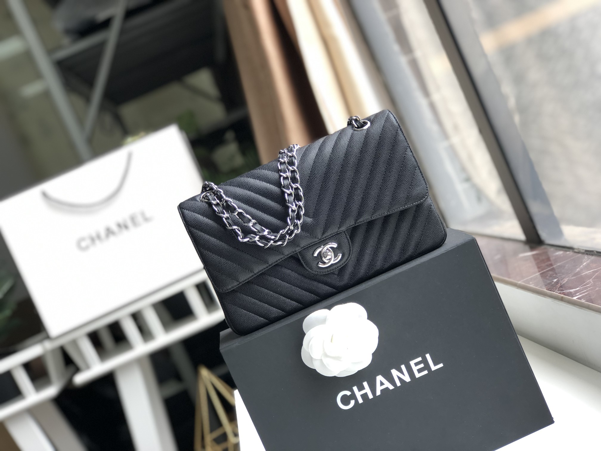 Ch**el chevron classic flap bag grained leather silver metal black a01112 26 x 16 x 7 cm