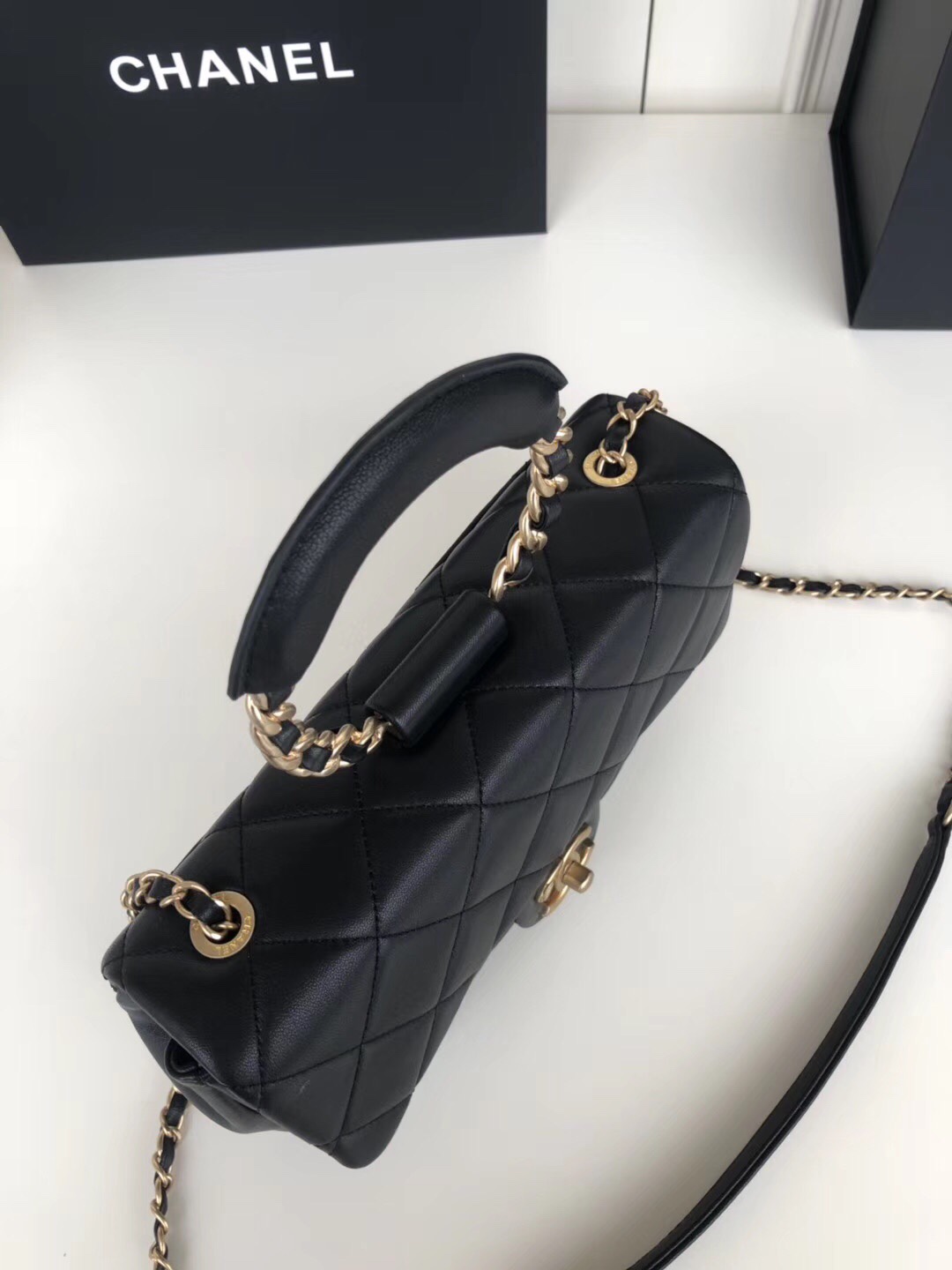 Ch**el circular handle flap bag lambskin black as1358 24 x 15 x 6 cm