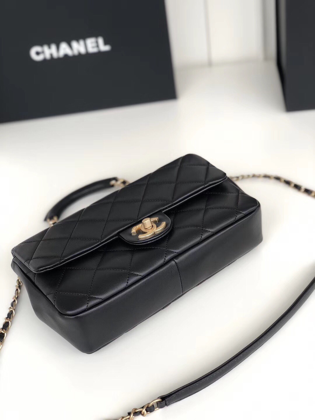 Ch**el circular handle flap bag lambskin black as1358 24 x 15 x 6 cm
