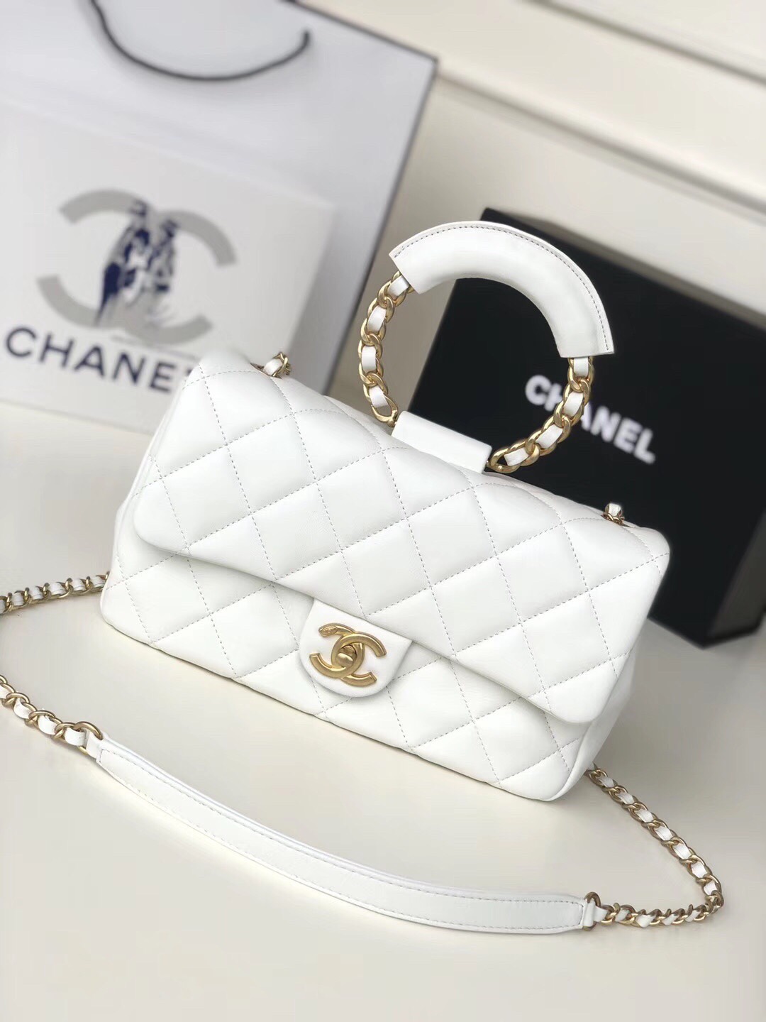 Ch**el circular handle flap bag lambskin white as1358 24 x 15 x 6 cm