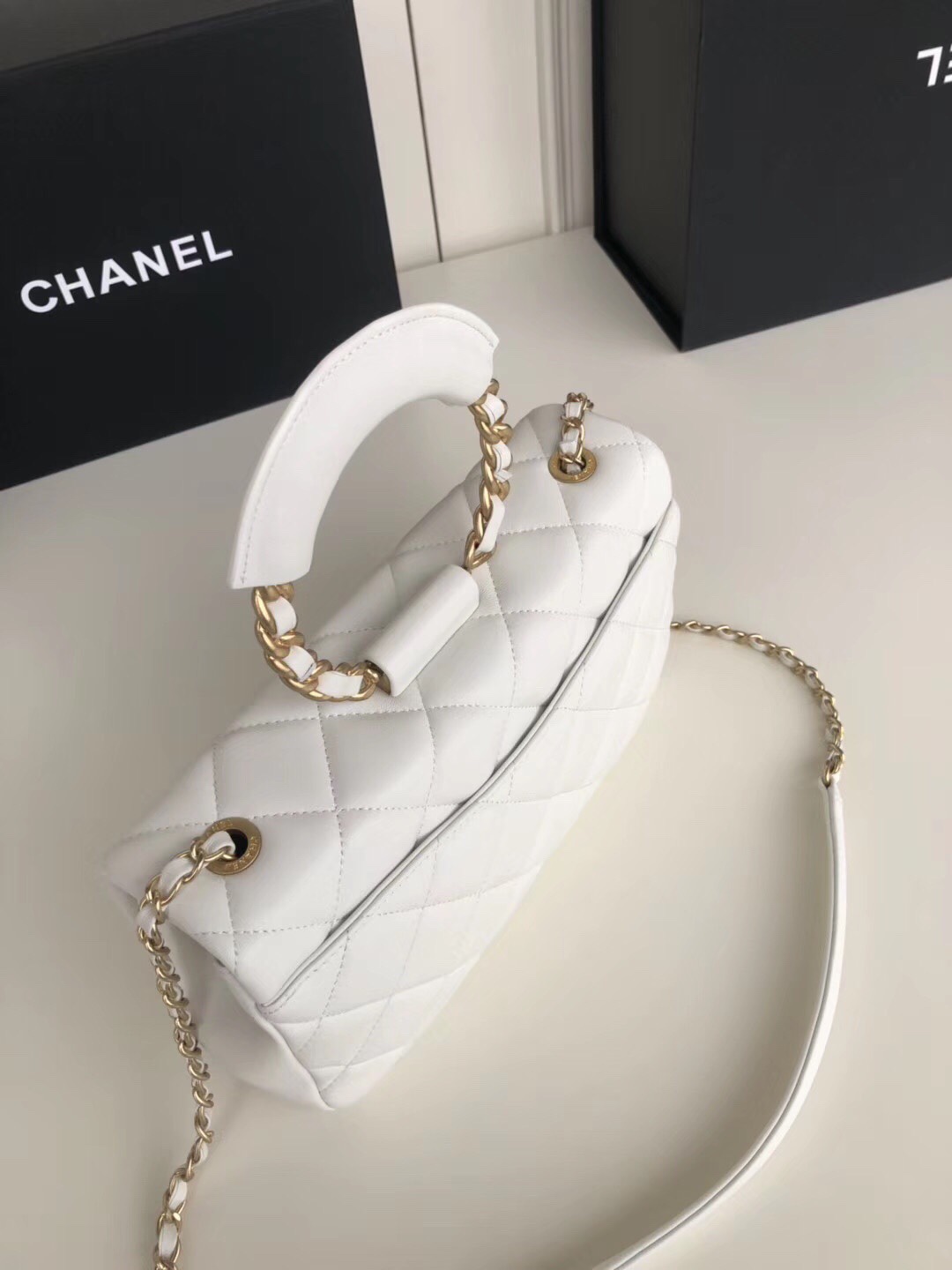 Ch**el circular handle flap bag lambskin white as1358 24 x 15 x 6 cm