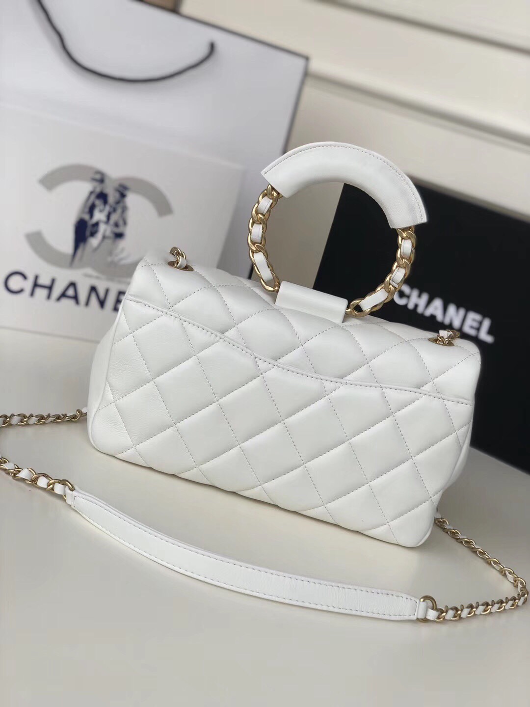 Ch**el circular handle flap bag lambskin white as1358 24 x 15 x 6 cm