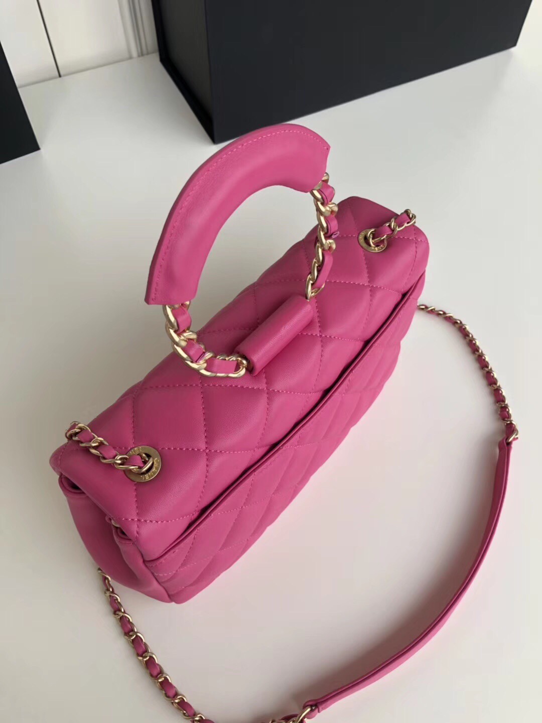 Ch**el circular handle flap bag lambskin pink as1358 24 x 15 x 6 cm