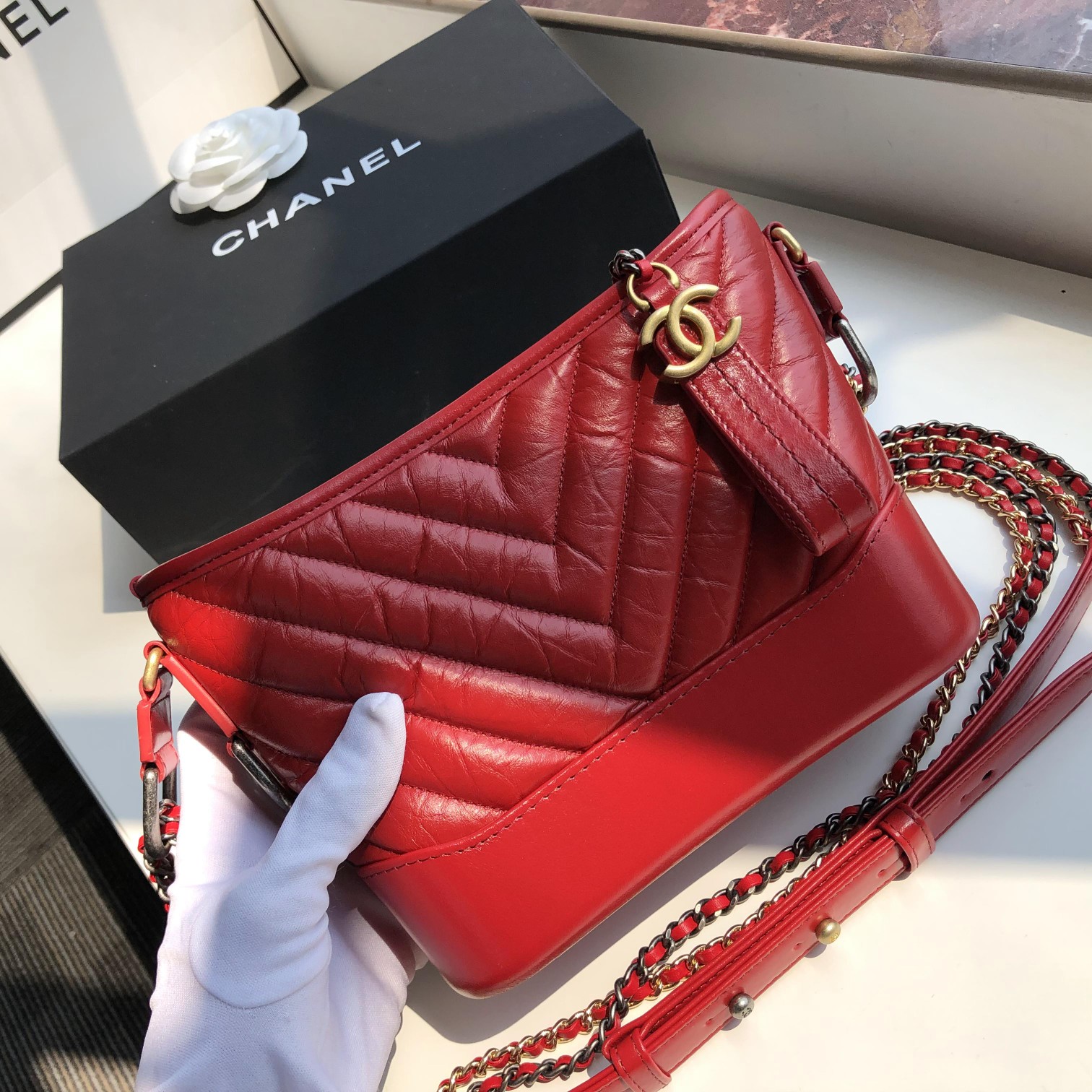Ch**el small gabrielle chevron hobo bag aged calfskin red a91810 20 x 15 x 8 cm