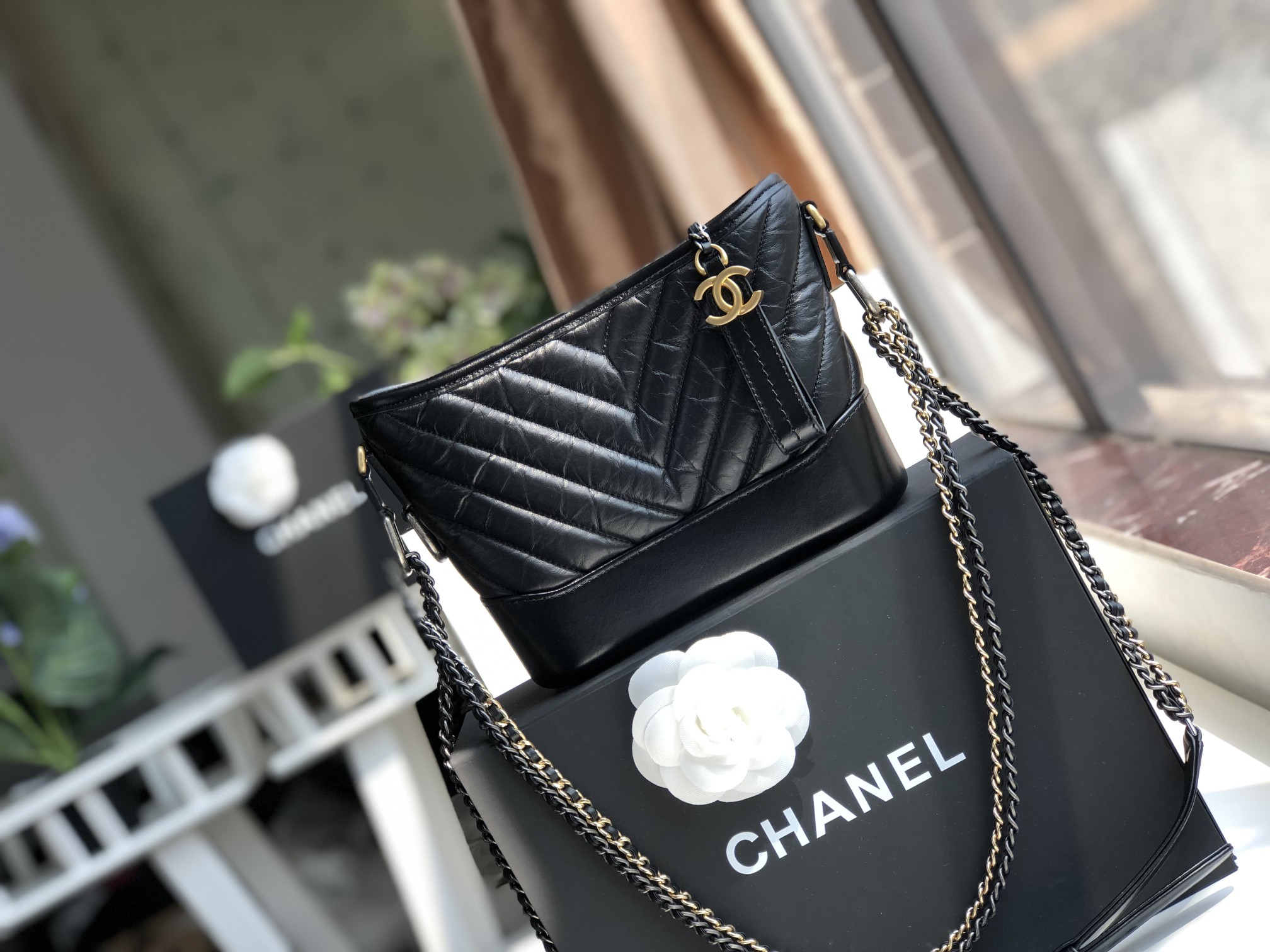 Ch**el small gabrielle chevron hobo bag aged calfskin black a91810 20 x 15 x 8 cm
