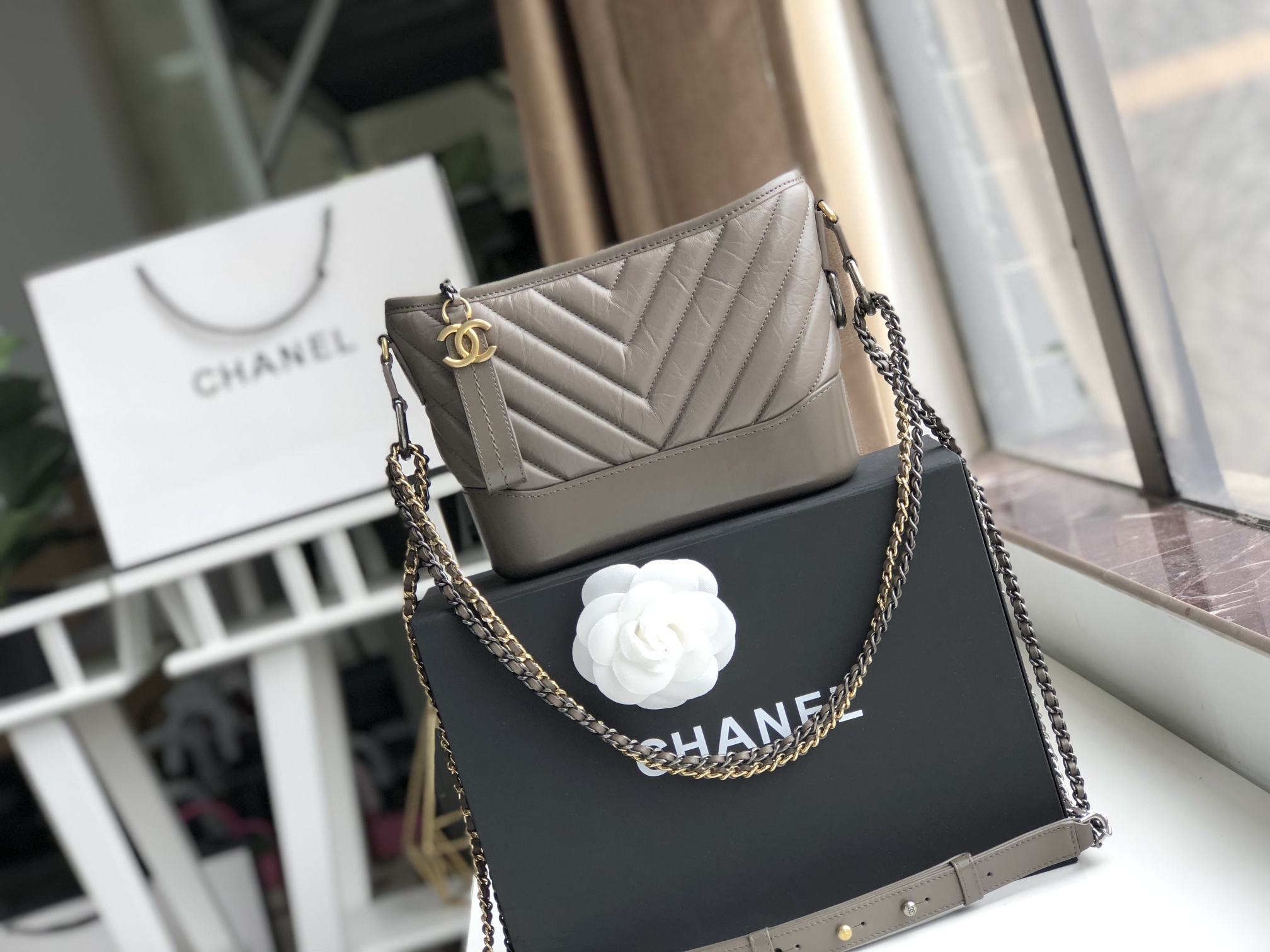 Ch**el small gabrielle chevron hobo bag aged calfskin grey a91810 20 x 15 x 8 cm