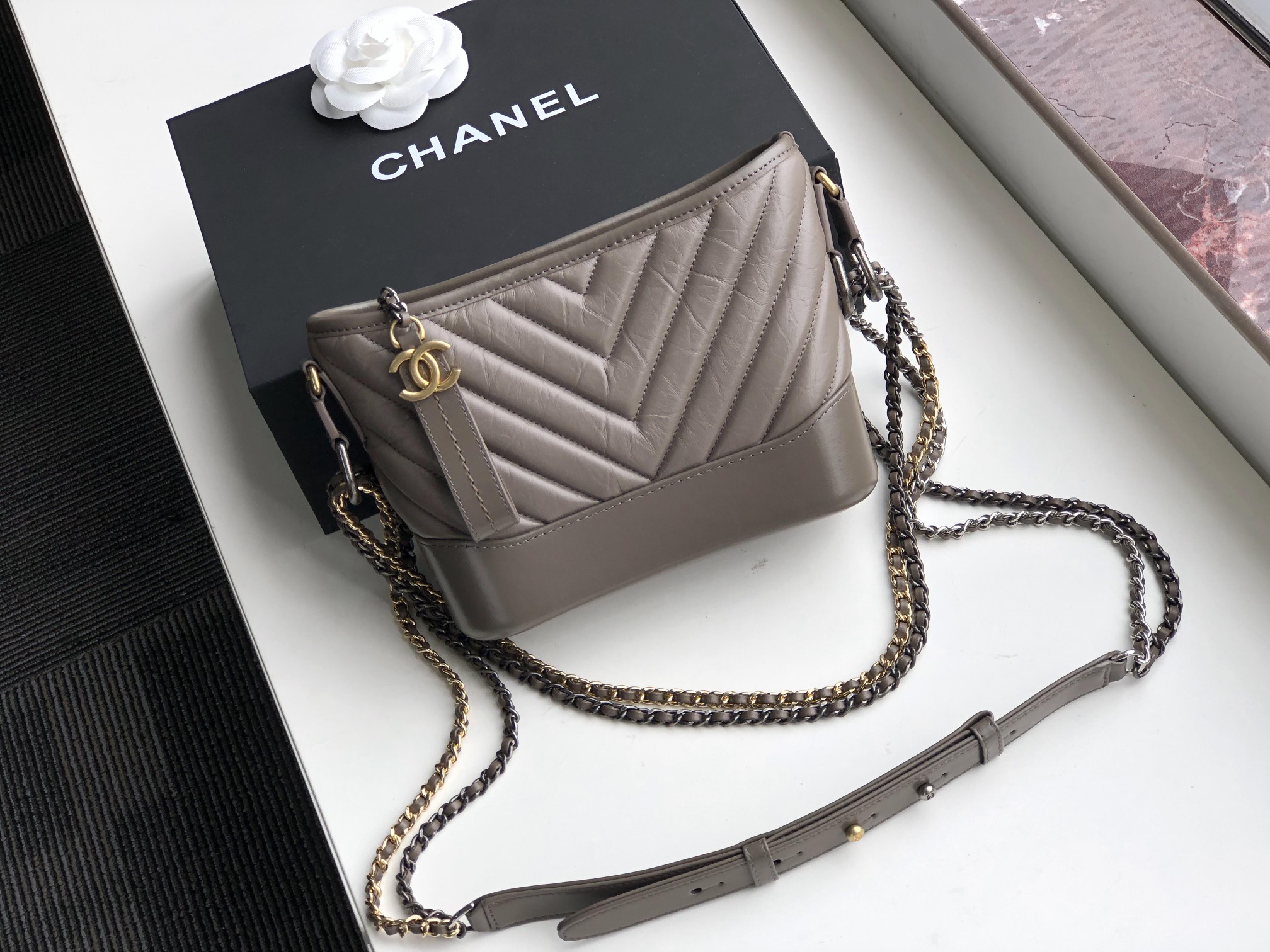 Ch**el small gabrielle chevron hobo bag aged calfskin grey a91810 20 x 15 x 8 cm