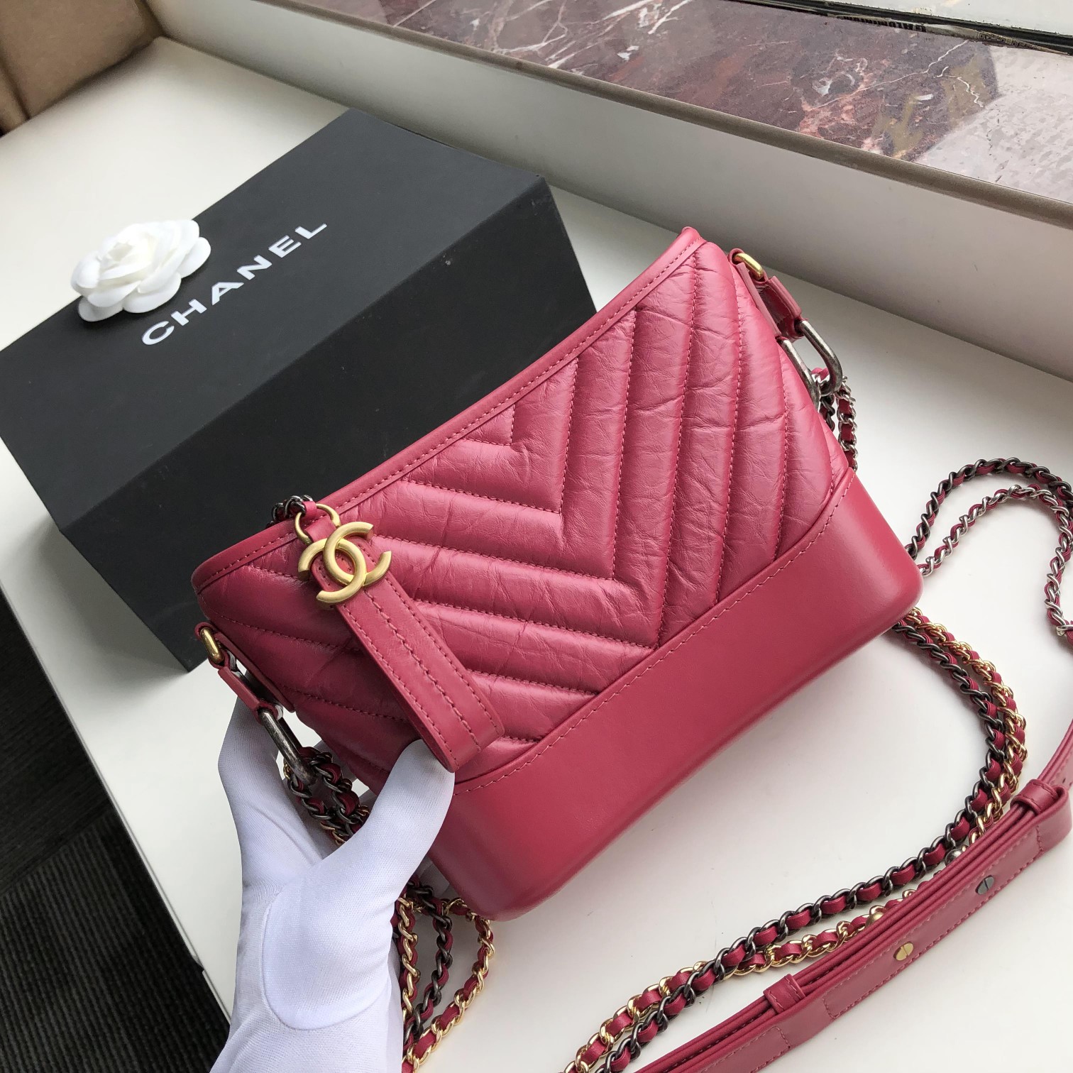 Ch**el small gabrielle chevron hobo bag aged calfskin garnet pink a91810 20 x 15 x 8 cm