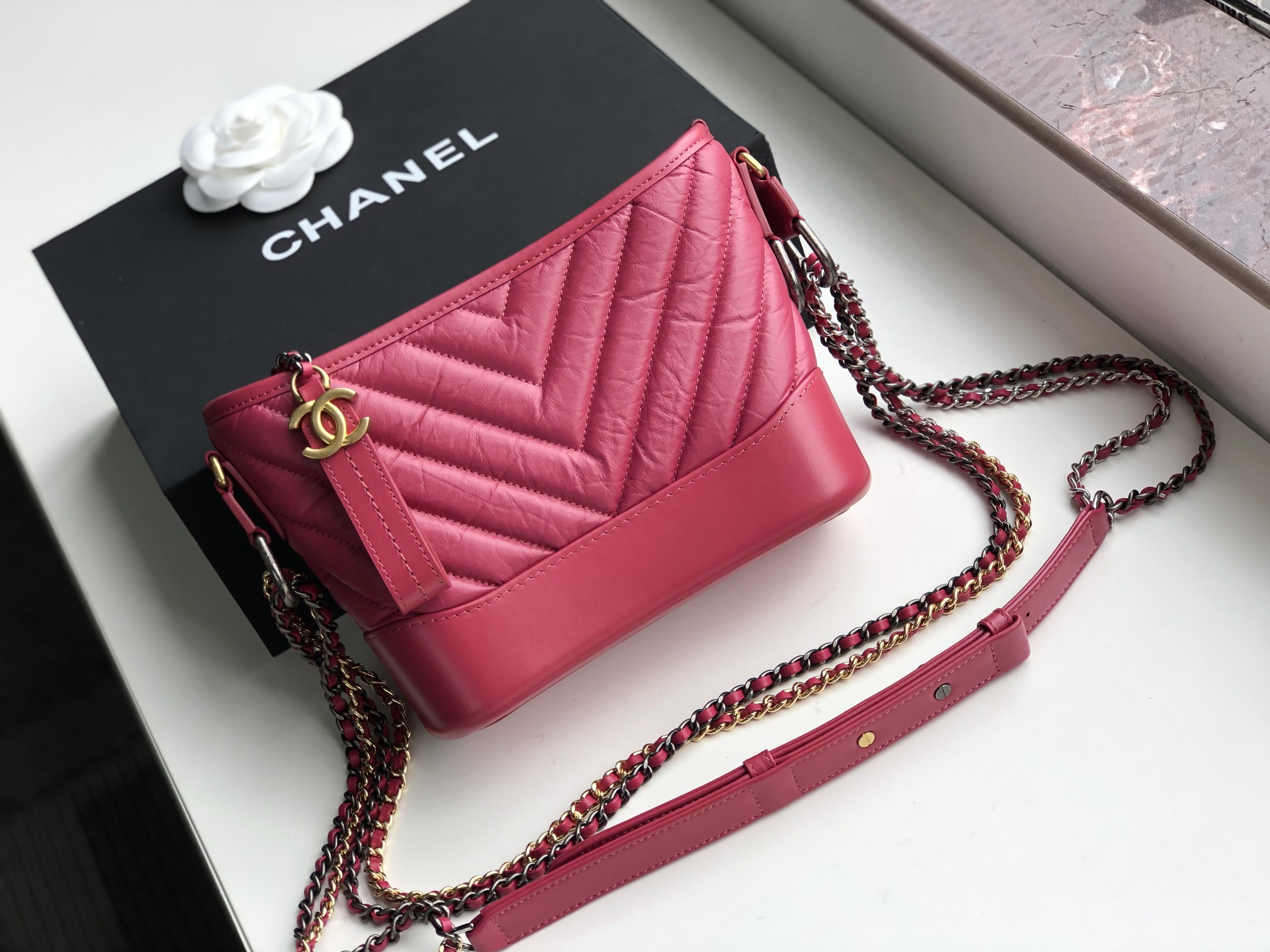 Ch**el small gabrielle chevron hobo bag aged calfskin garnet pink a91810 20 x 15 x 8 cm