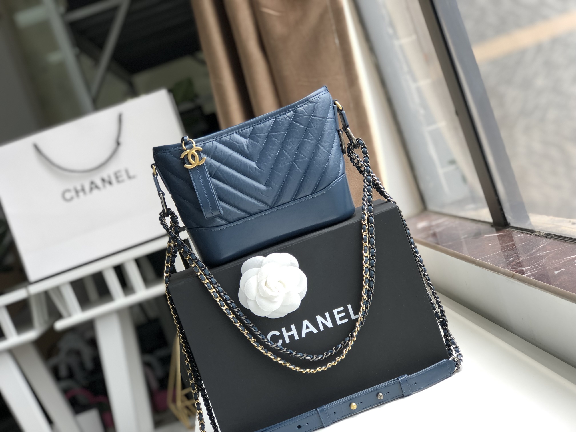 Ch**el small gabrielle chevron hobo bag aged calfskin navy blue a91810 20 x 15 x 8 cm