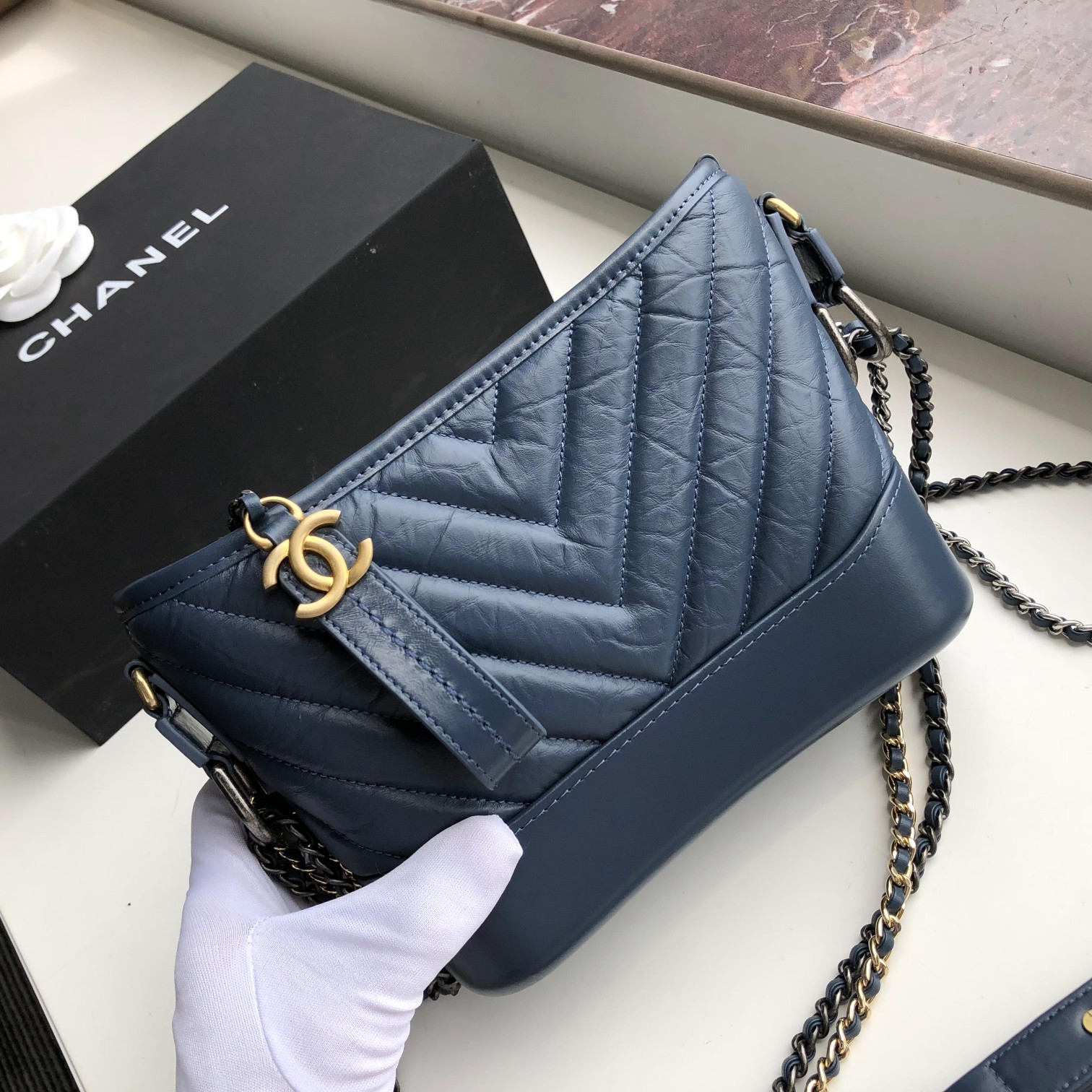 Ch**el small gabrielle chevron hobo bag aged calfskin navy blue a91810 20 x 15 x 8 cm