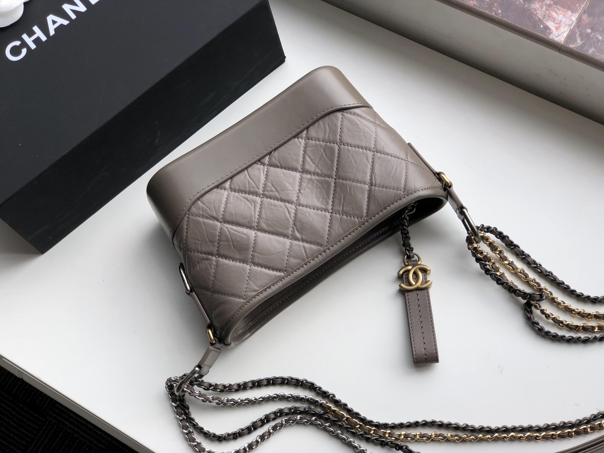 Ch**el small gabrielle hobo bag aged calfskin grey a91810 20 x 15 x 8 cm