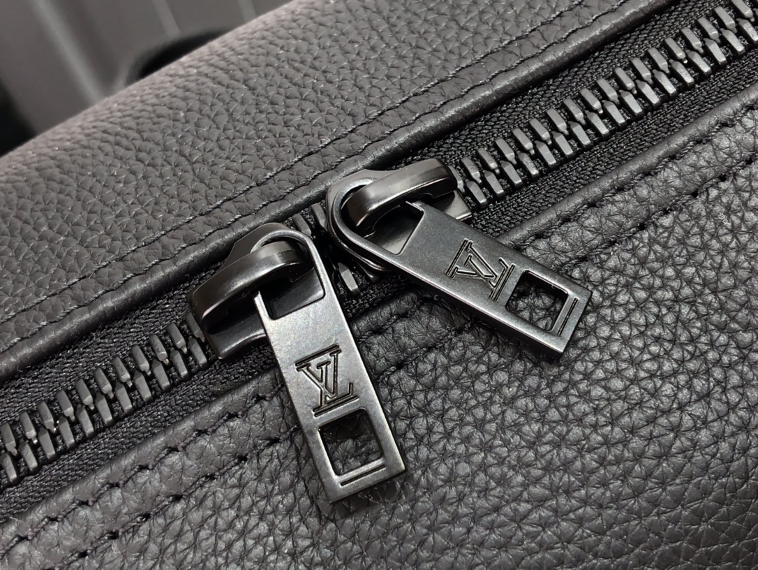 l0vis Vvtt0n keepall bandouliÈre 40 leather black m57088 42 x 26 x 20 cm