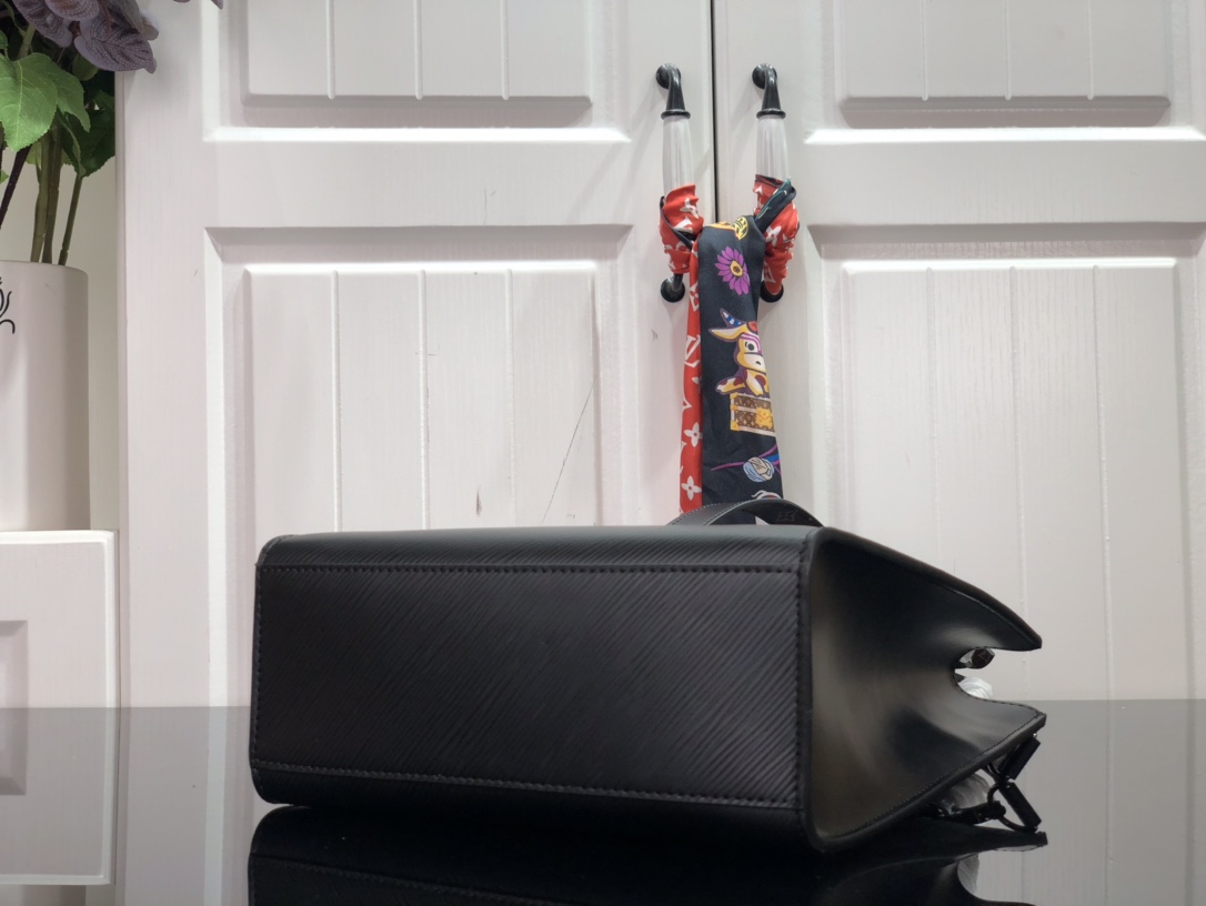 l0vis Vvtt0n sac plat bb epi leather black m58660 25 x 18 x 10 cm