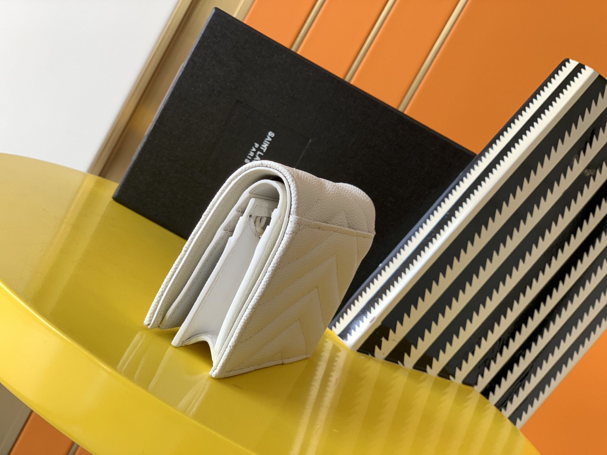 Y51 monogram card case in grain de poudre embossed leather white 530841 11 x 8.5 x 3 cm