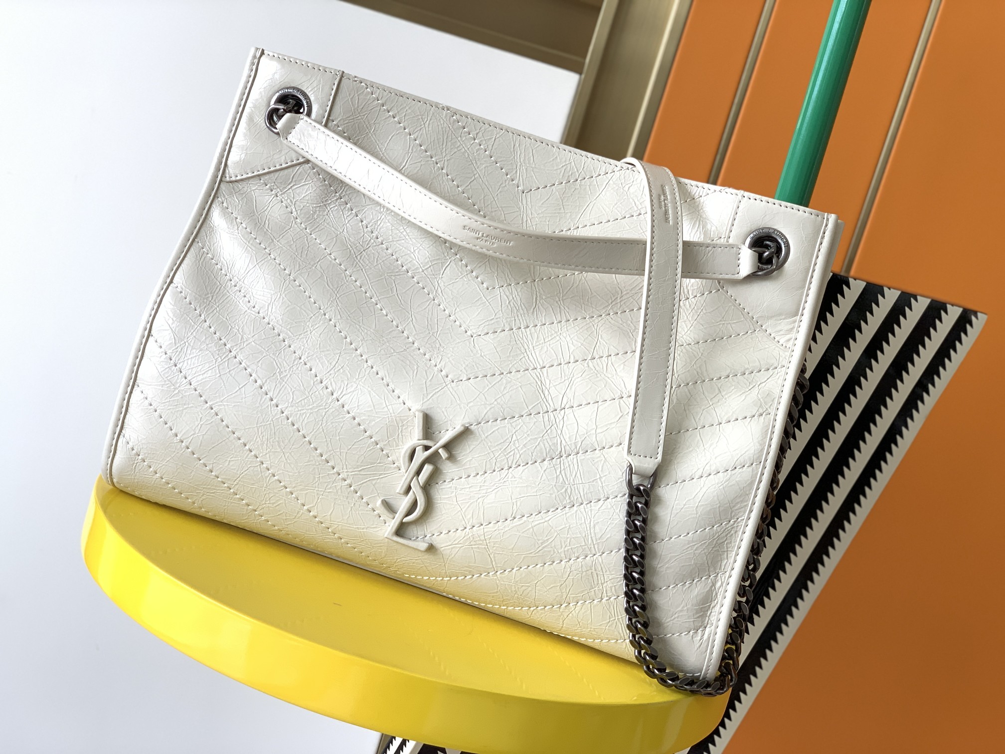 Y51 medium niki shopping bag in crinkled vintage leather white 577999 33 x 27 x 11.5 cm