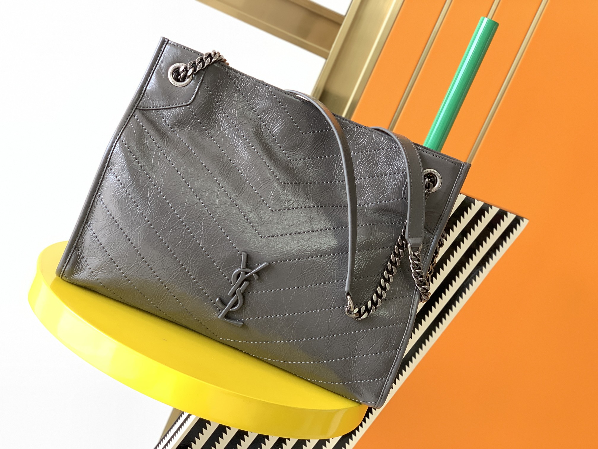 Y51 medium niki shopping bag in crinkled vintage leather dark grey 577999 33 x 27 x 11.5 cm